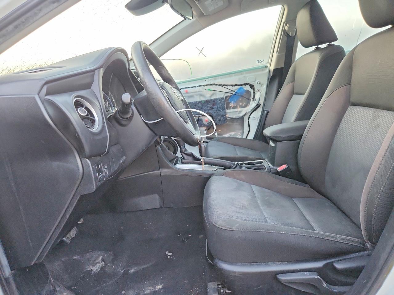 2019 Toyota Corolla Le White vin: 5YFBURHE8KP938399
