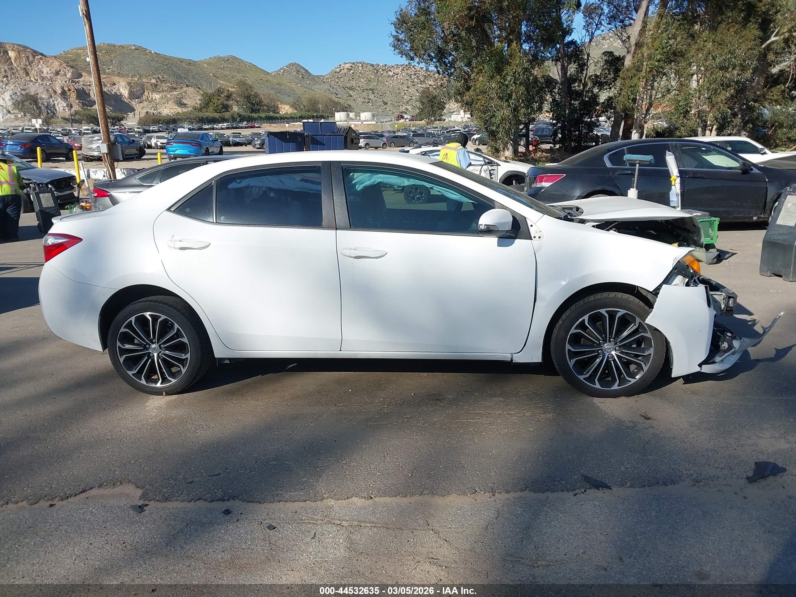 2014 Toyota Corolla S Plus Белый vin: 5YFBURHE9EP063094