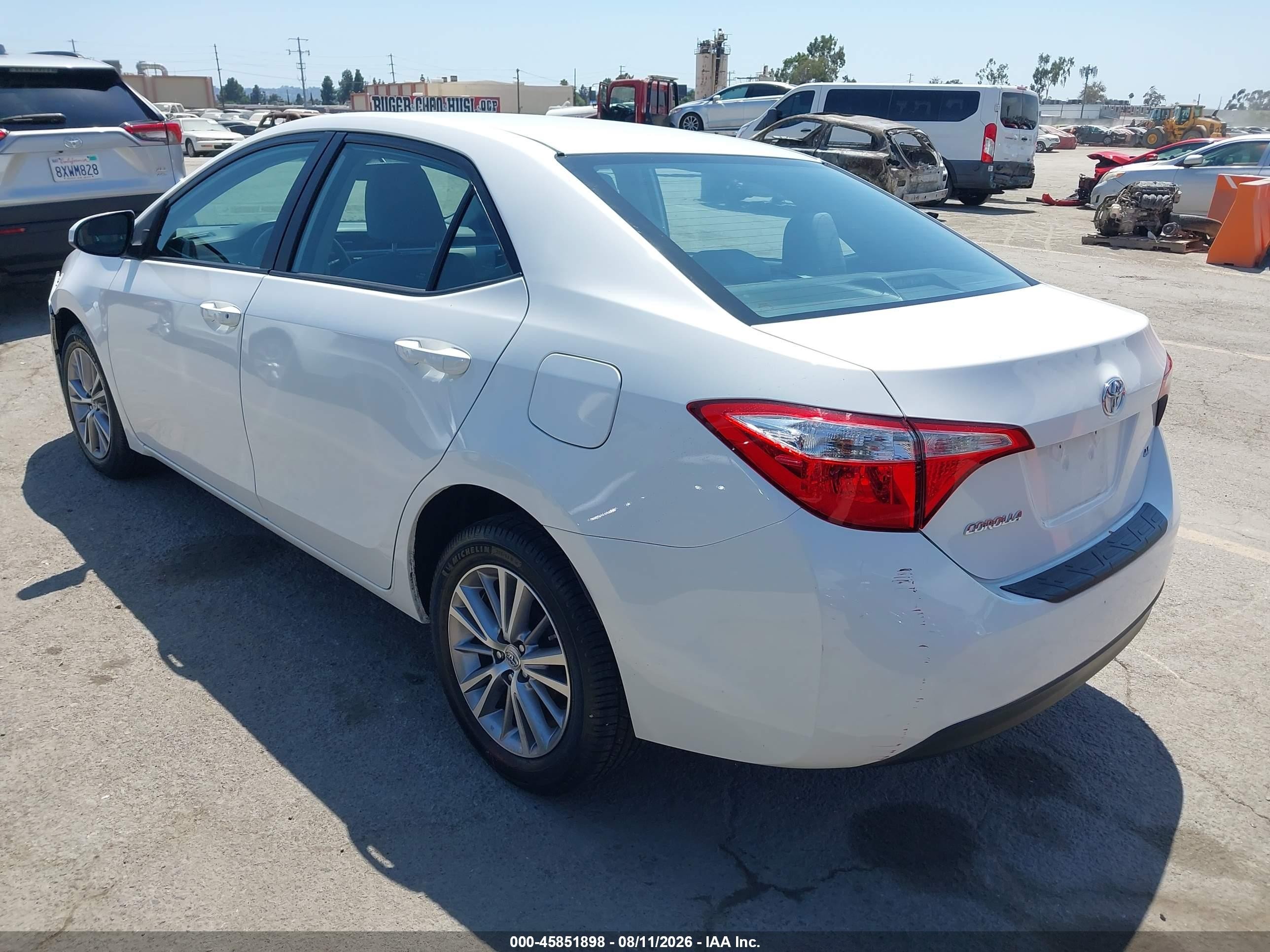 2015 Toyota Corolla Le Plus White vin: 5YFBURHE9FP204392