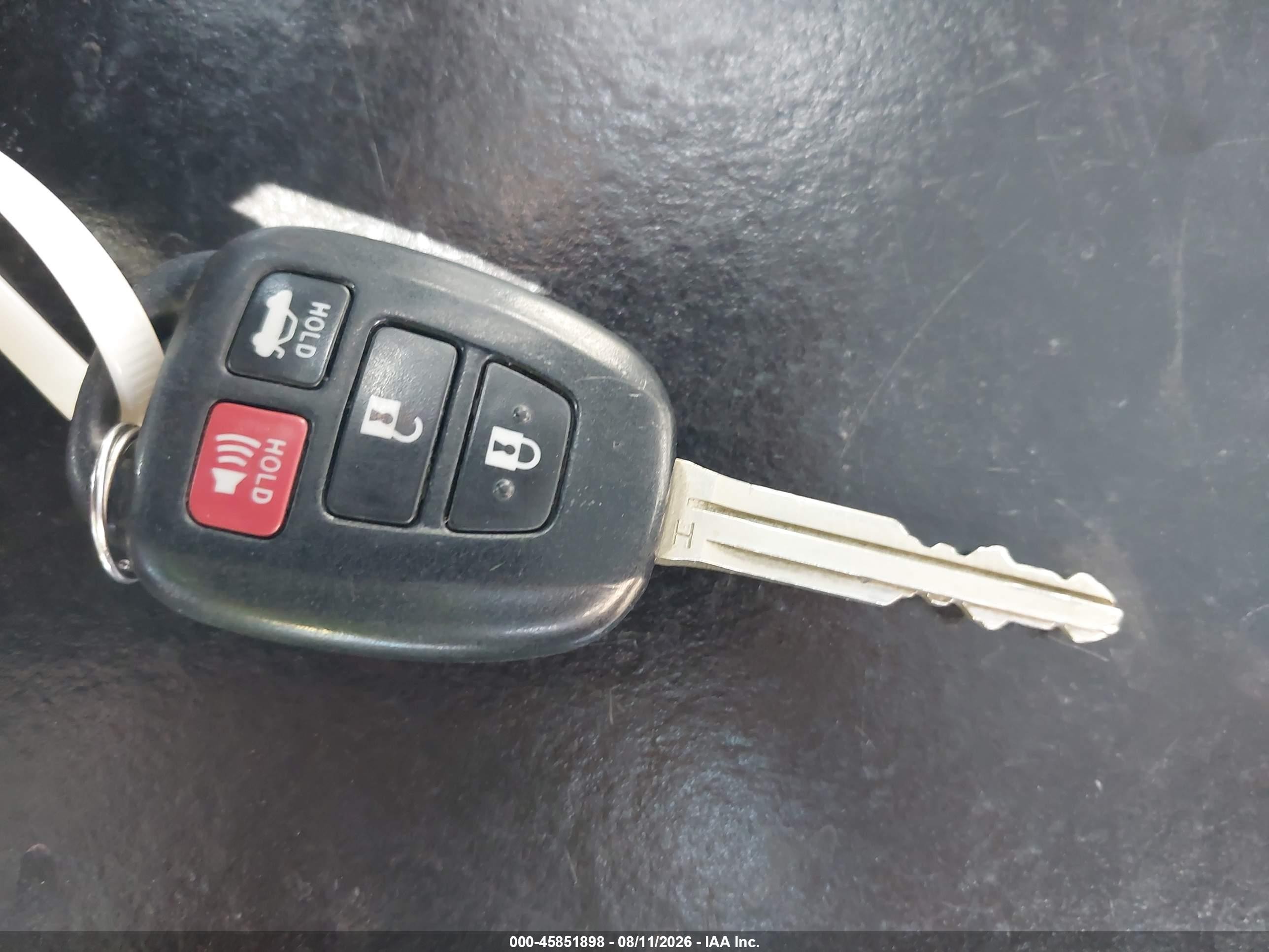2015 Toyota Corolla Le Plus White vin: 5YFBURHE9FP204392