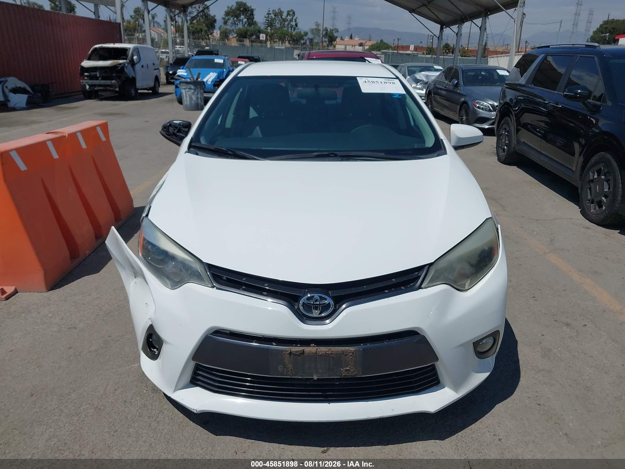 2015 Toyota Corolla Le Plus White vin: 5YFBURHE9FP204392