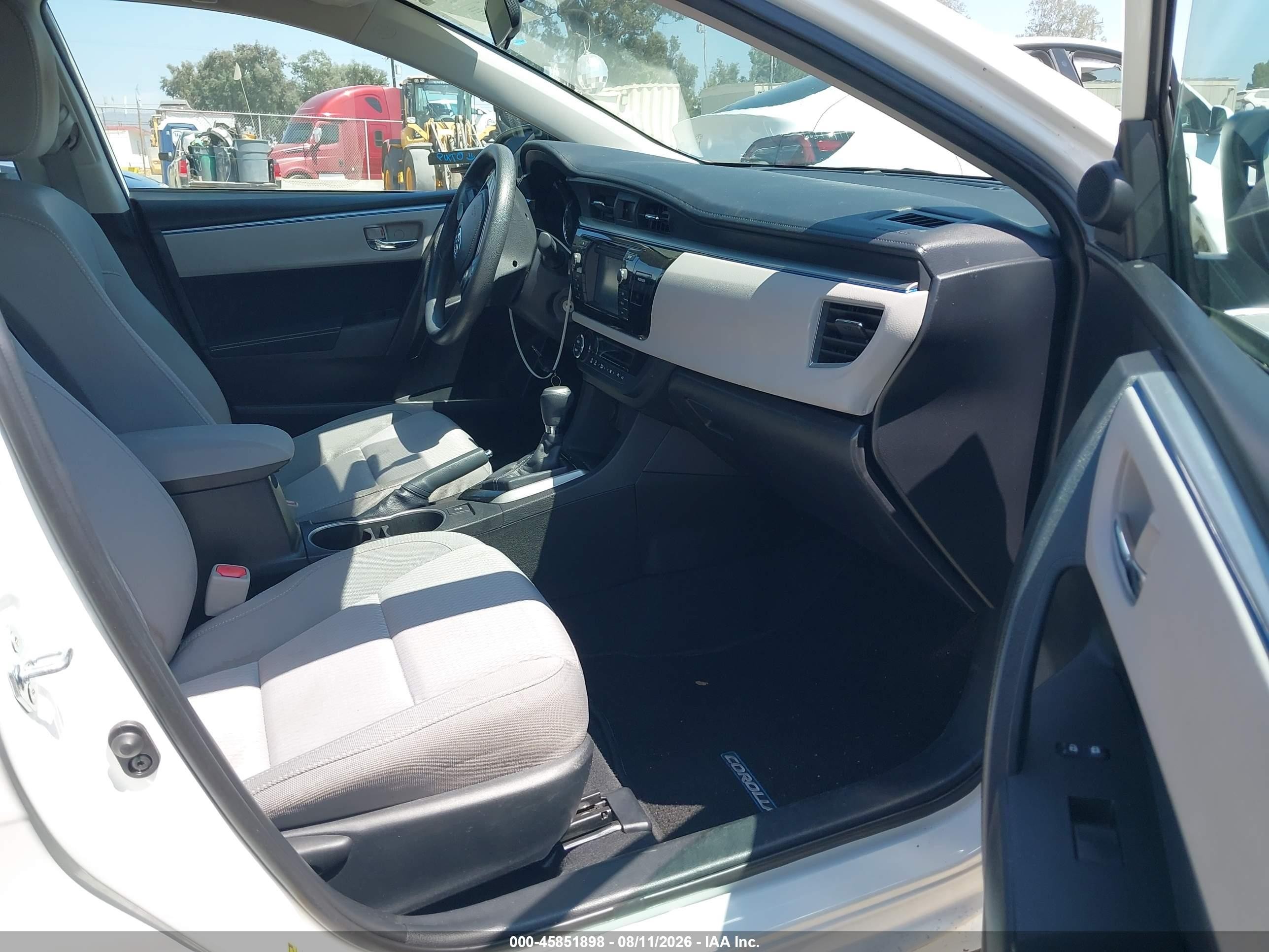 2015 Toyota Corolla Le Plus White vin: 5YFBURHE9FP204392