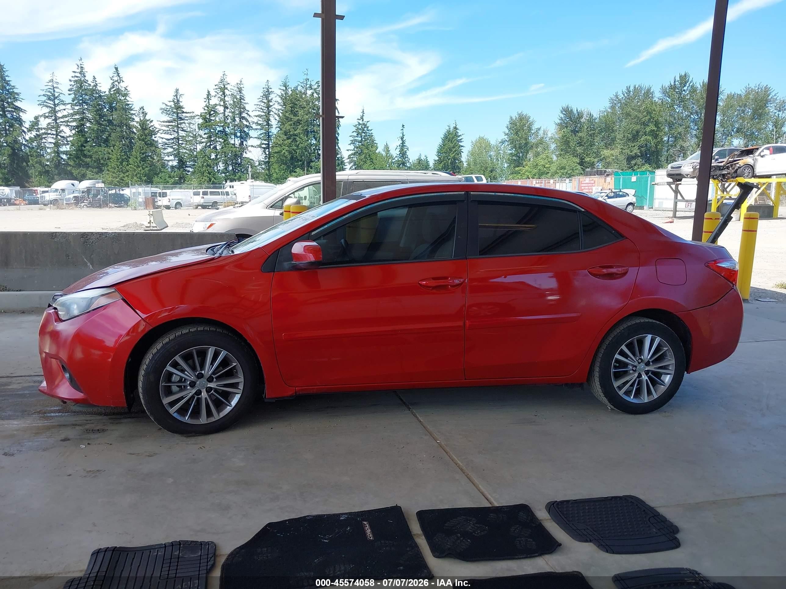 2015 Toyota Corolla Le Plus Red vin: 5YFBURHE9FP218163