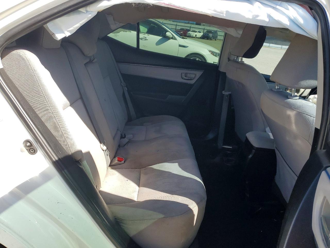 2015 Toyota Corolla Le White vin: 5YFBURHE9FP223234
