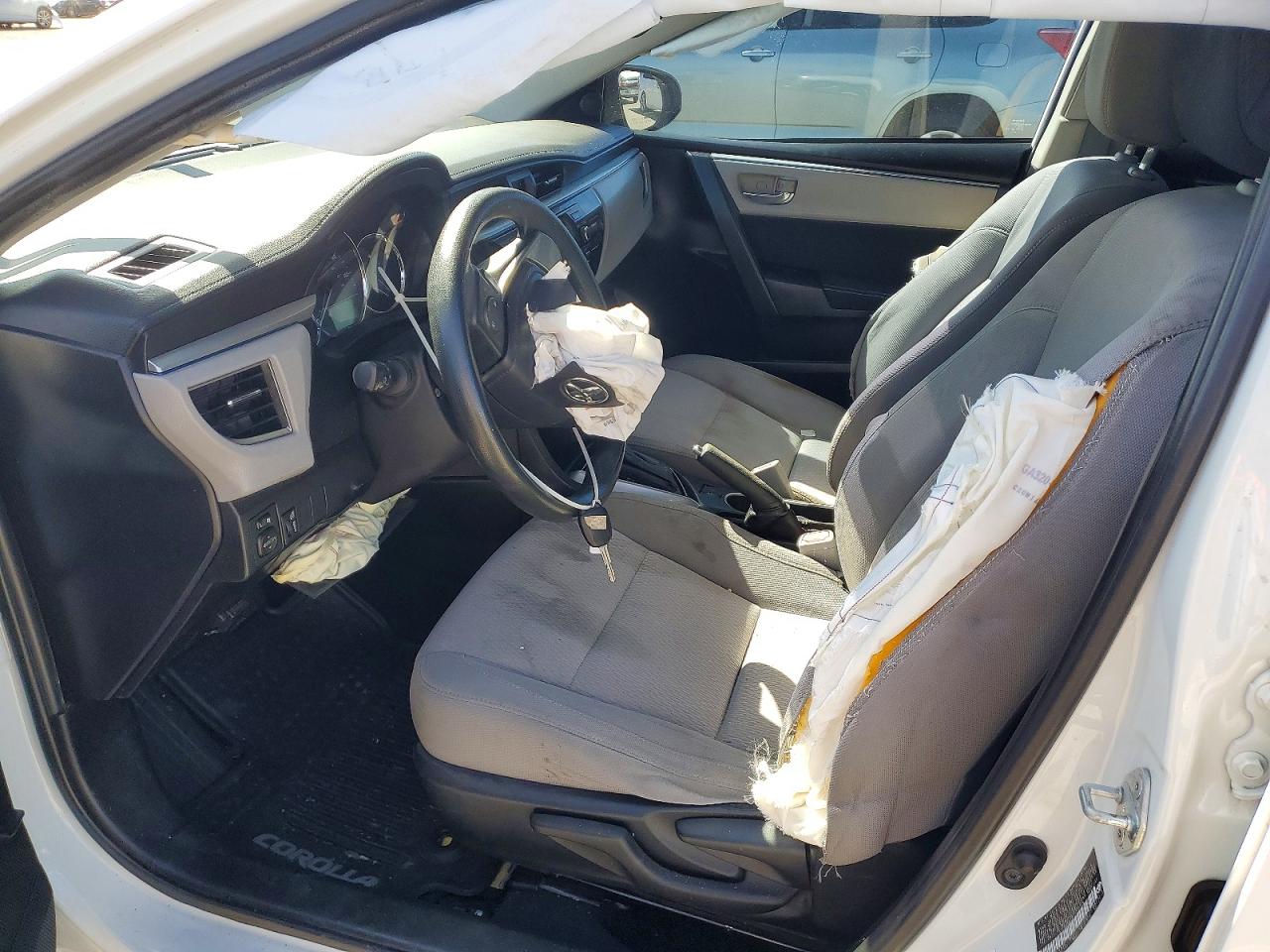 2015 Toyota Corolla Le White vin: 5YFBURHE9FP223234