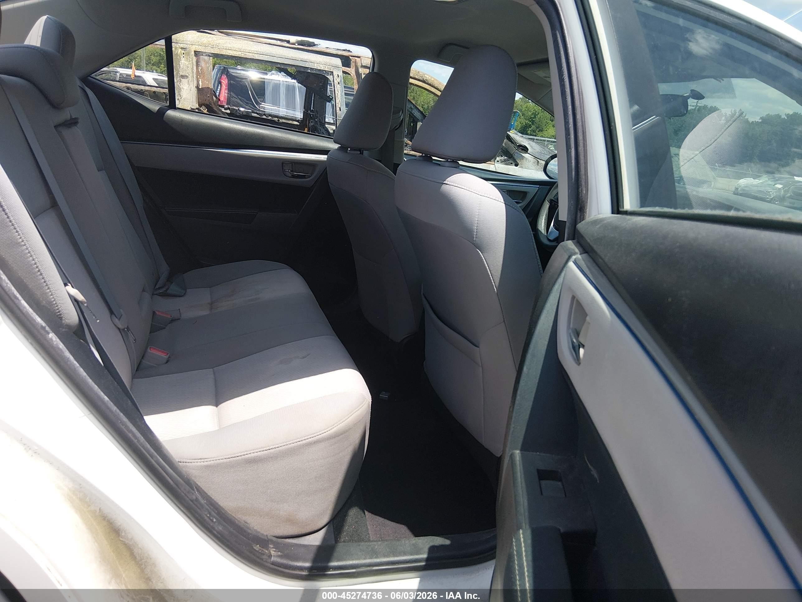 2015 Toyota Corolla Le White vin: 5YFBURHE9FP223847