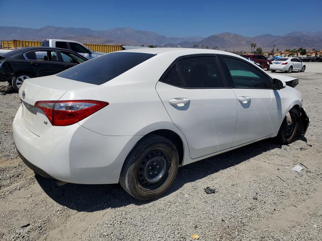 2015 Toyota Corolla Le White vin: 5YFBURHE9FP286012