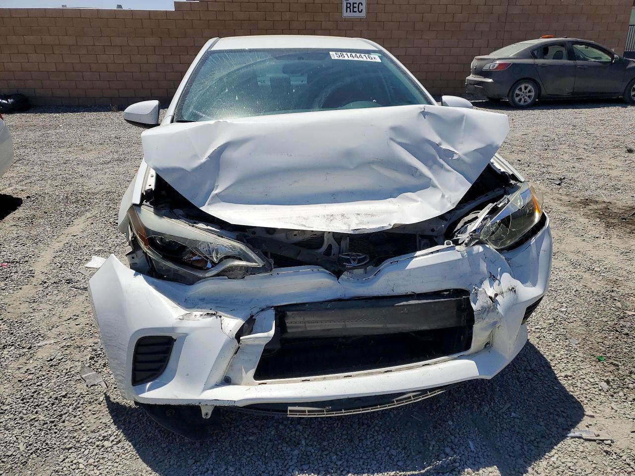 2015 Toyota Corolla Le White vin: 5YFBURHE9FP286012