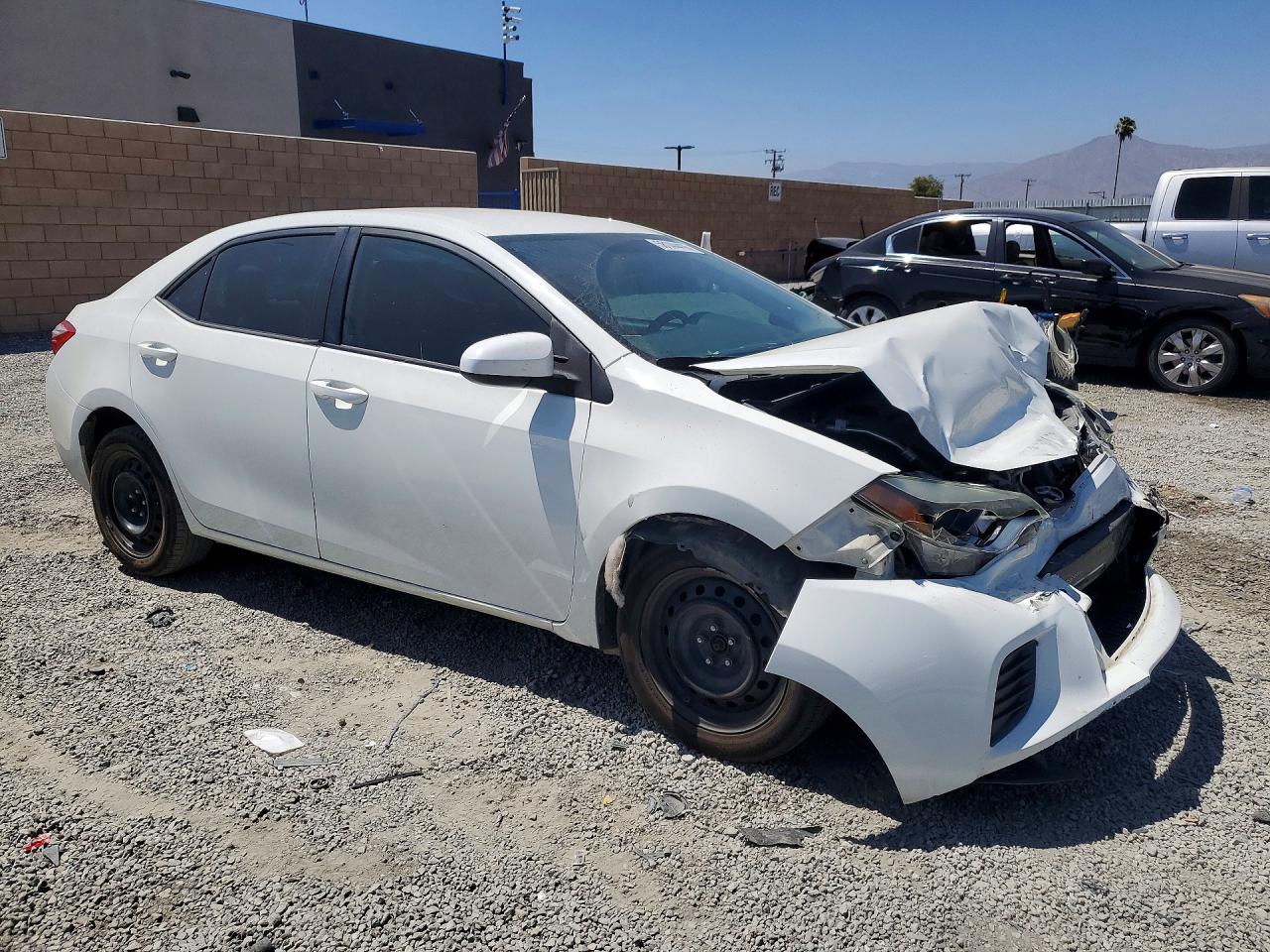 2015 Toyota Corolla Le White vin: 5YFBURHE9FP286012