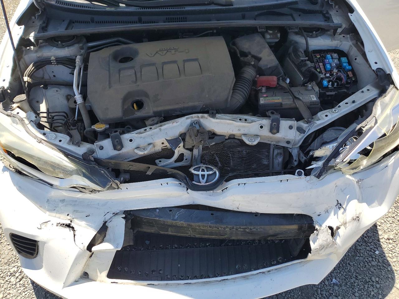 2015 Toyota Corolla Le White vin: 5YFBURHE9FP286012