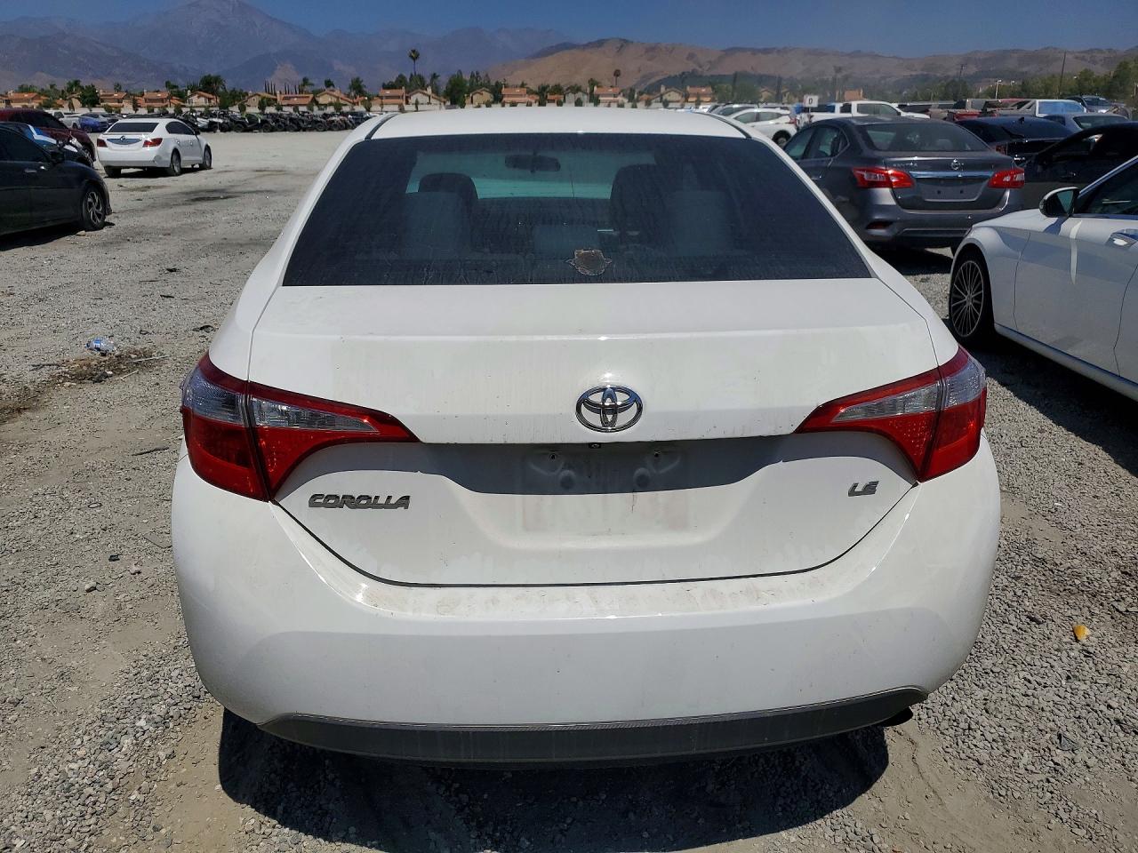 2015 Toyota Corolla Le White vin: 5YFBURHE9FP286012