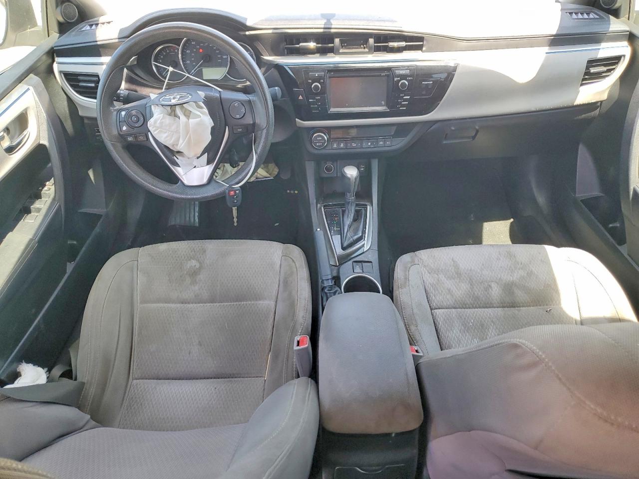 2015 Toyota Corolla Le White vin: 5YFBURHE9FP286012