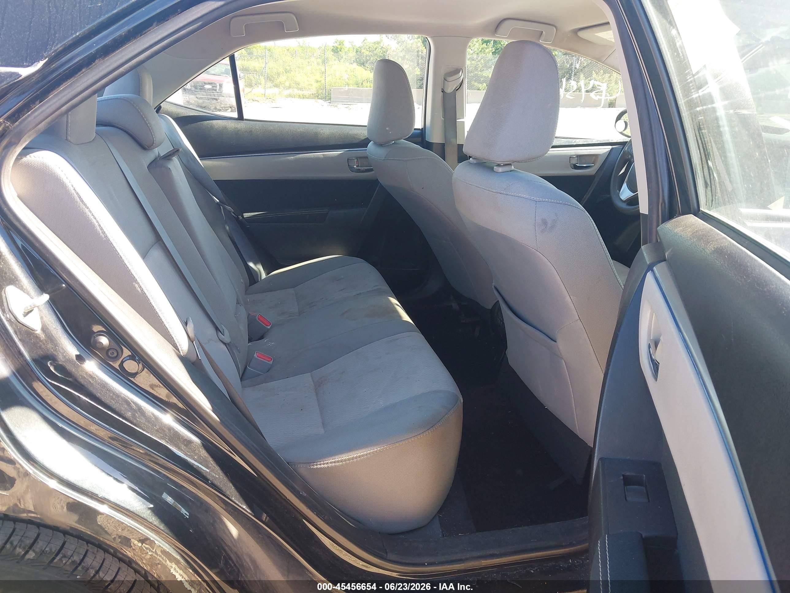 2015 Toyota Corolla Le Beige vin: 5YFBURHE9FP288049