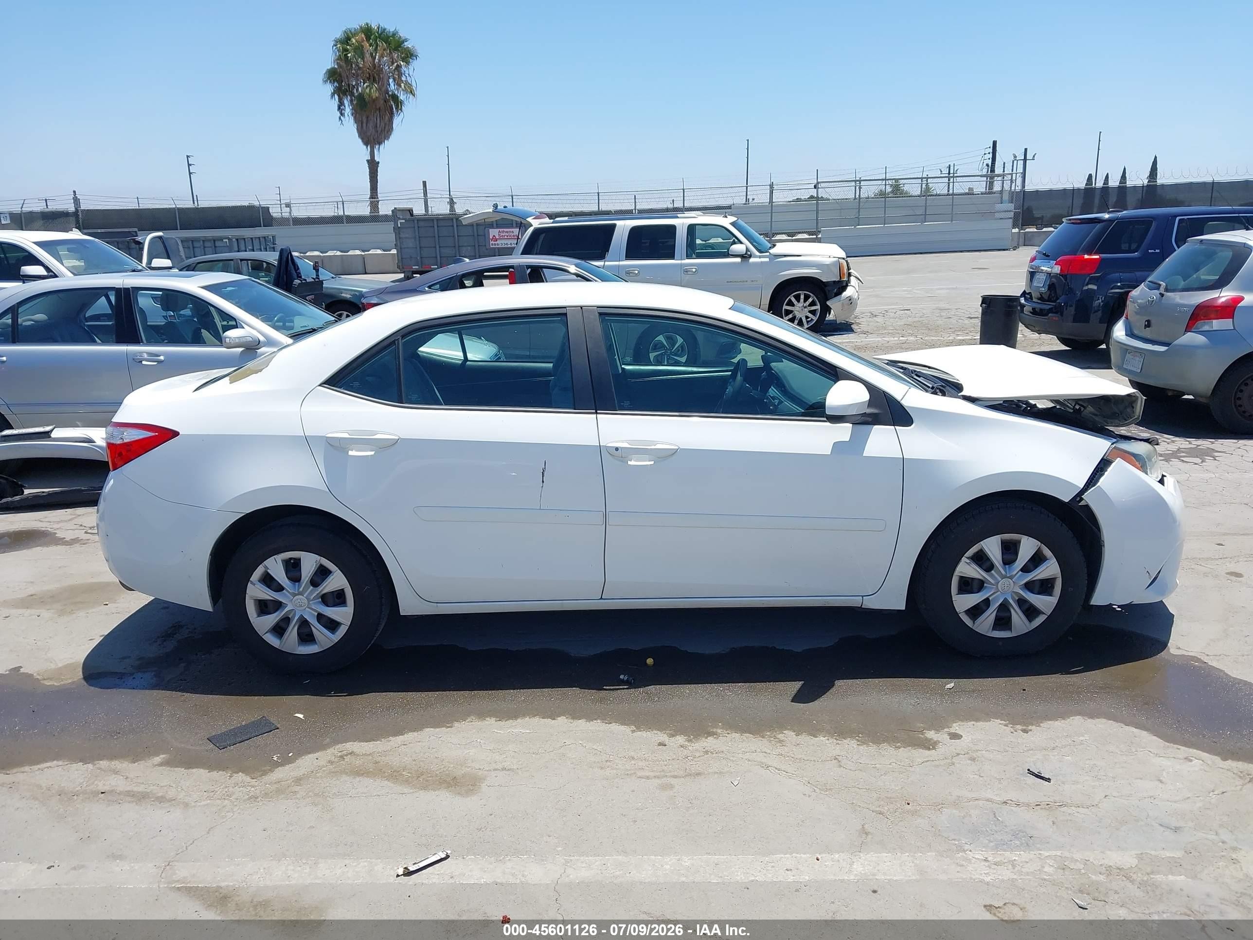 2015 Toyota Corolla L White vin: 5YFBURHE9FP305822