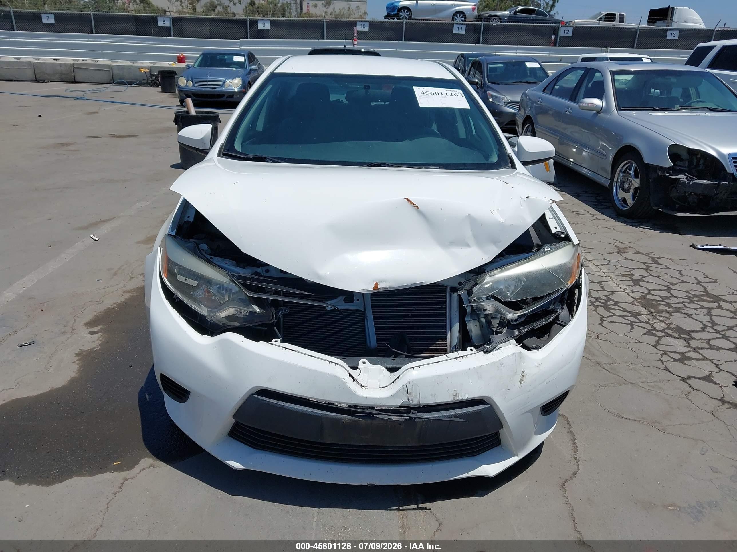 2015 Toyota Corolla L White vin: 5YFBURHE9FP305822