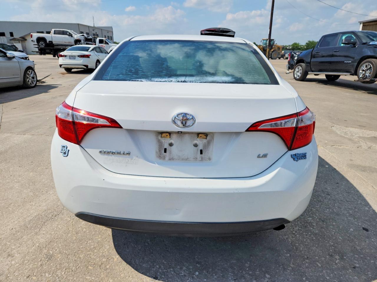 2015 Toyota Corolla Le White vin: 5YFBURHE9FP322071