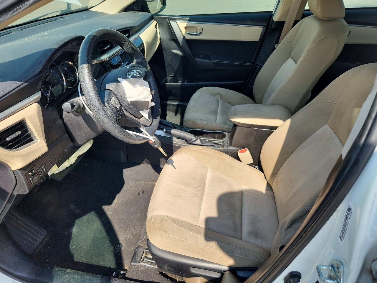 2015 Toyota Corolla Le White vin: 5YFBURHE9FP322071