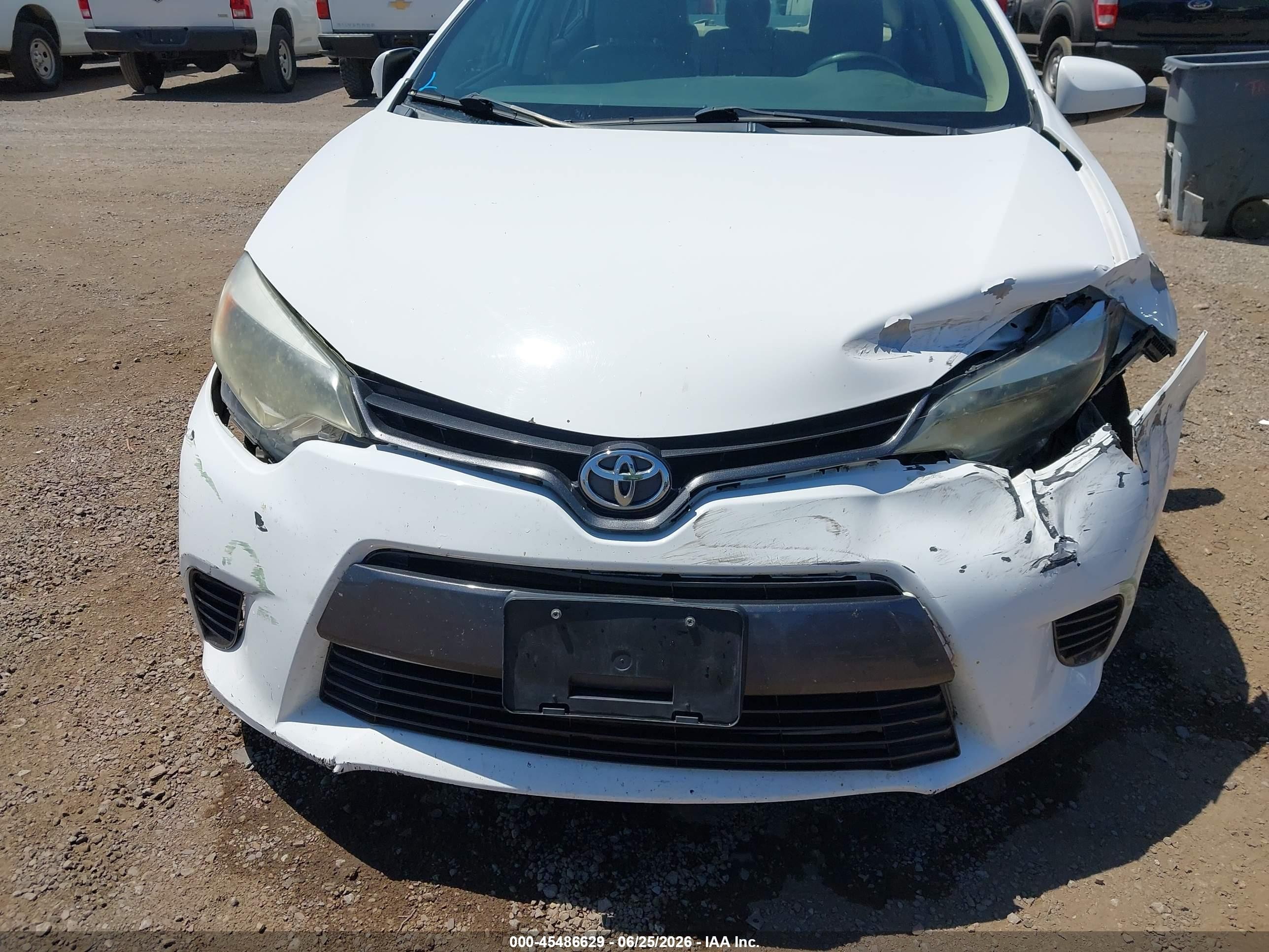 2015 Toyota Corolla Le White vin: 5YFBURHE9FP340702