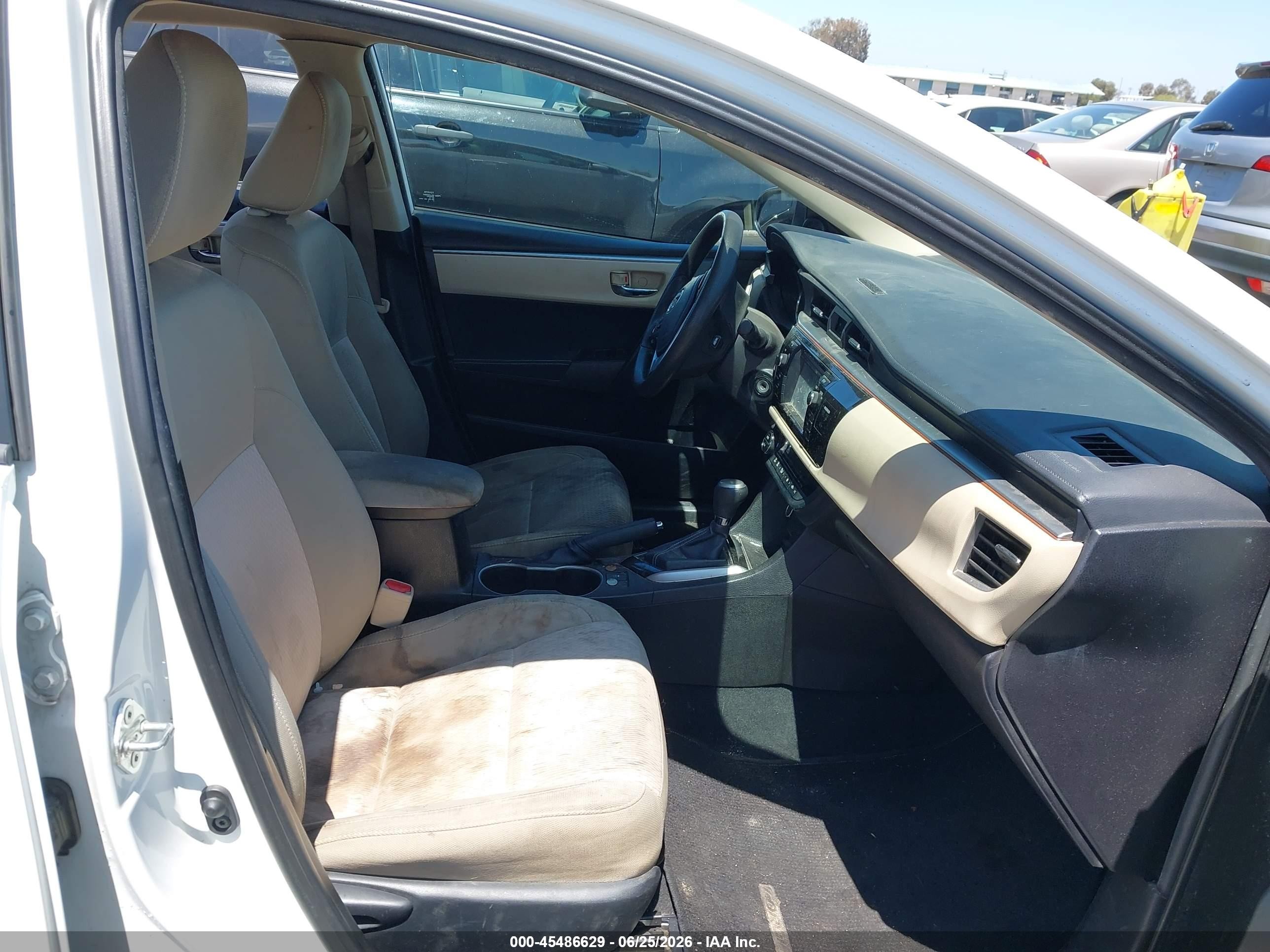 2015 Toyota Corolla Le White vin: 5YFBURHE9FP340702