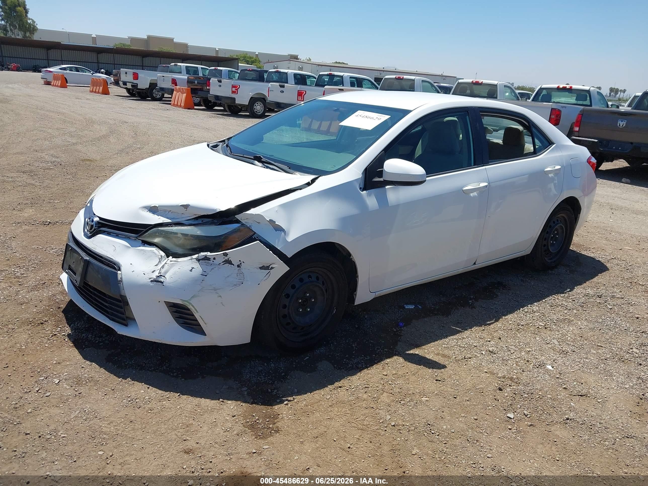 2015 Toyota Corolla Le White vin: 5YFBURHE9FP340702