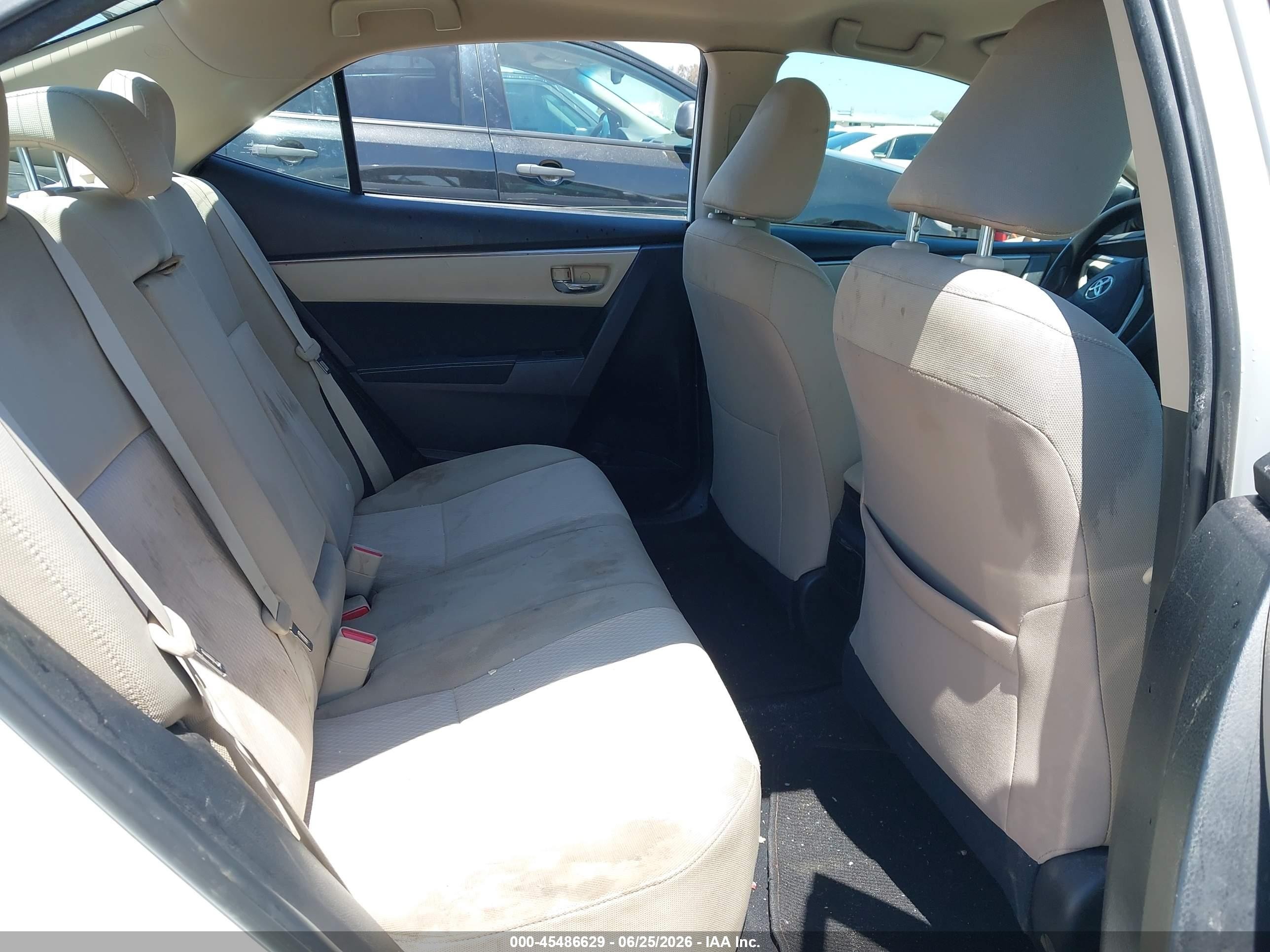 2015 Toyota Corolla Le White vin: 5YFBURHE9FP340702