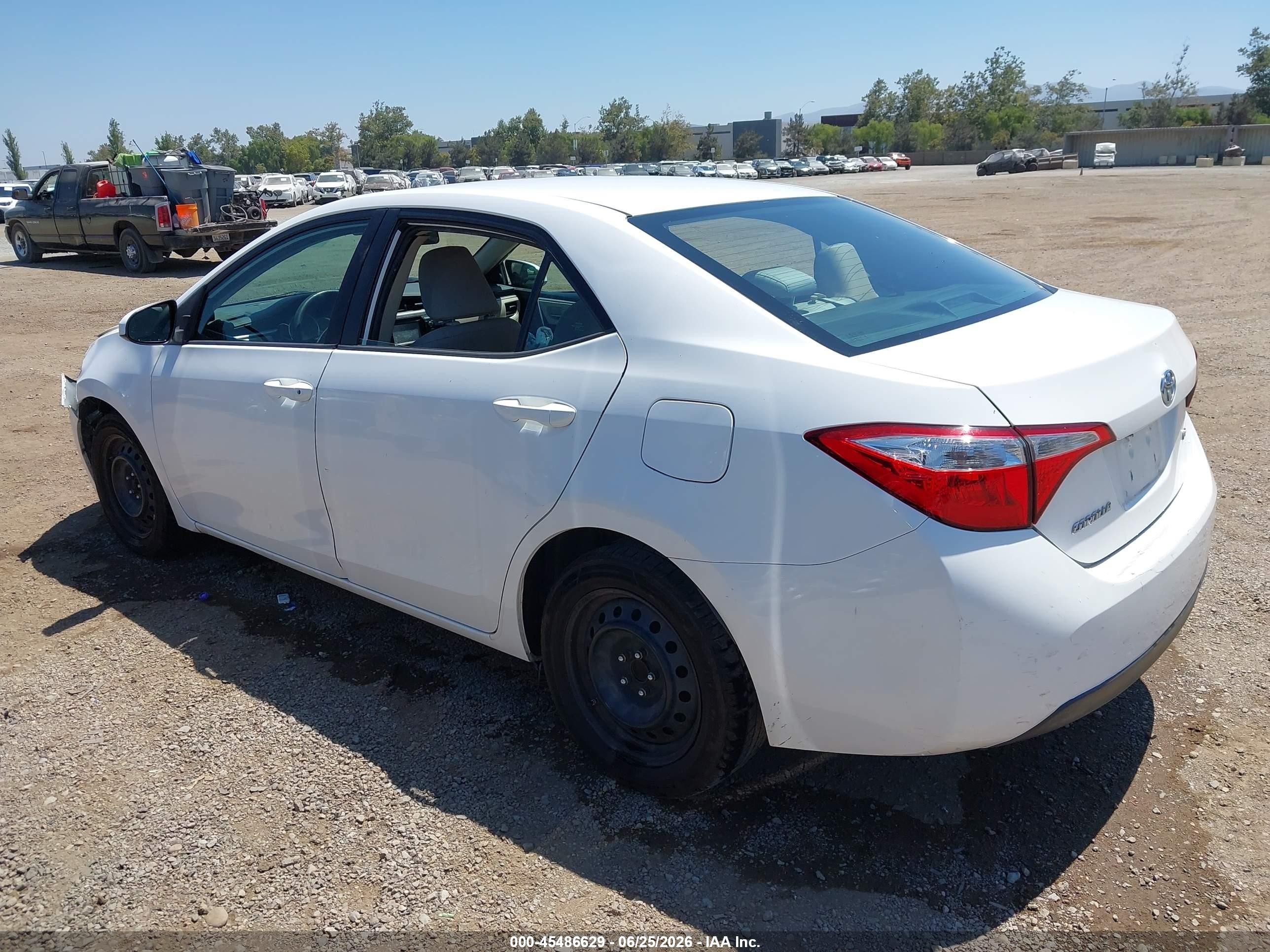 2015 Toyota Corolla Le White vin: 5YFBURHE9FP340702