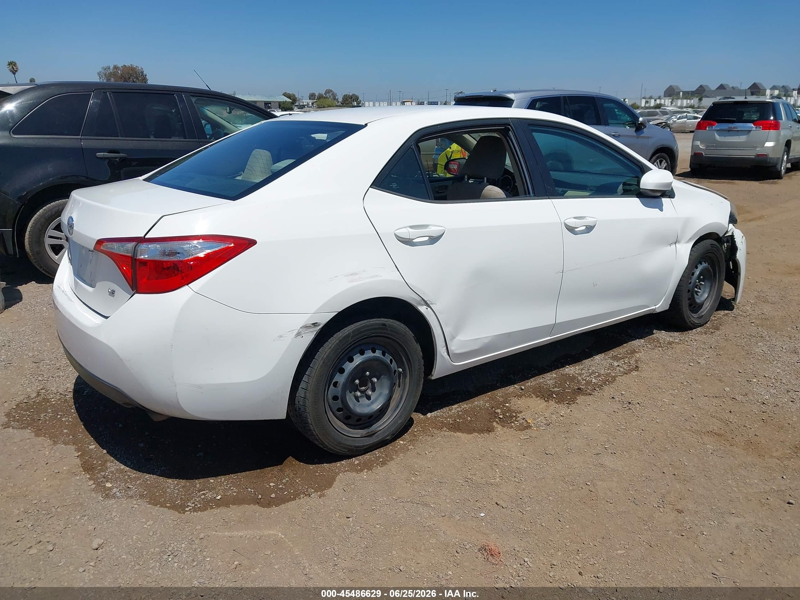 2015 Toyota Corolla Le White vin: 5YFBURHE9FP340702