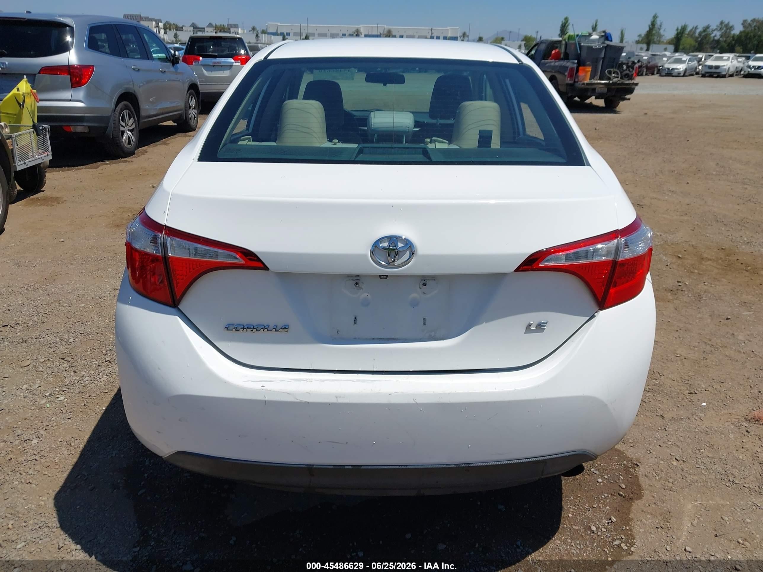 2015 Toyota Corolla Le White vin: 5YFBURHE9FP340702