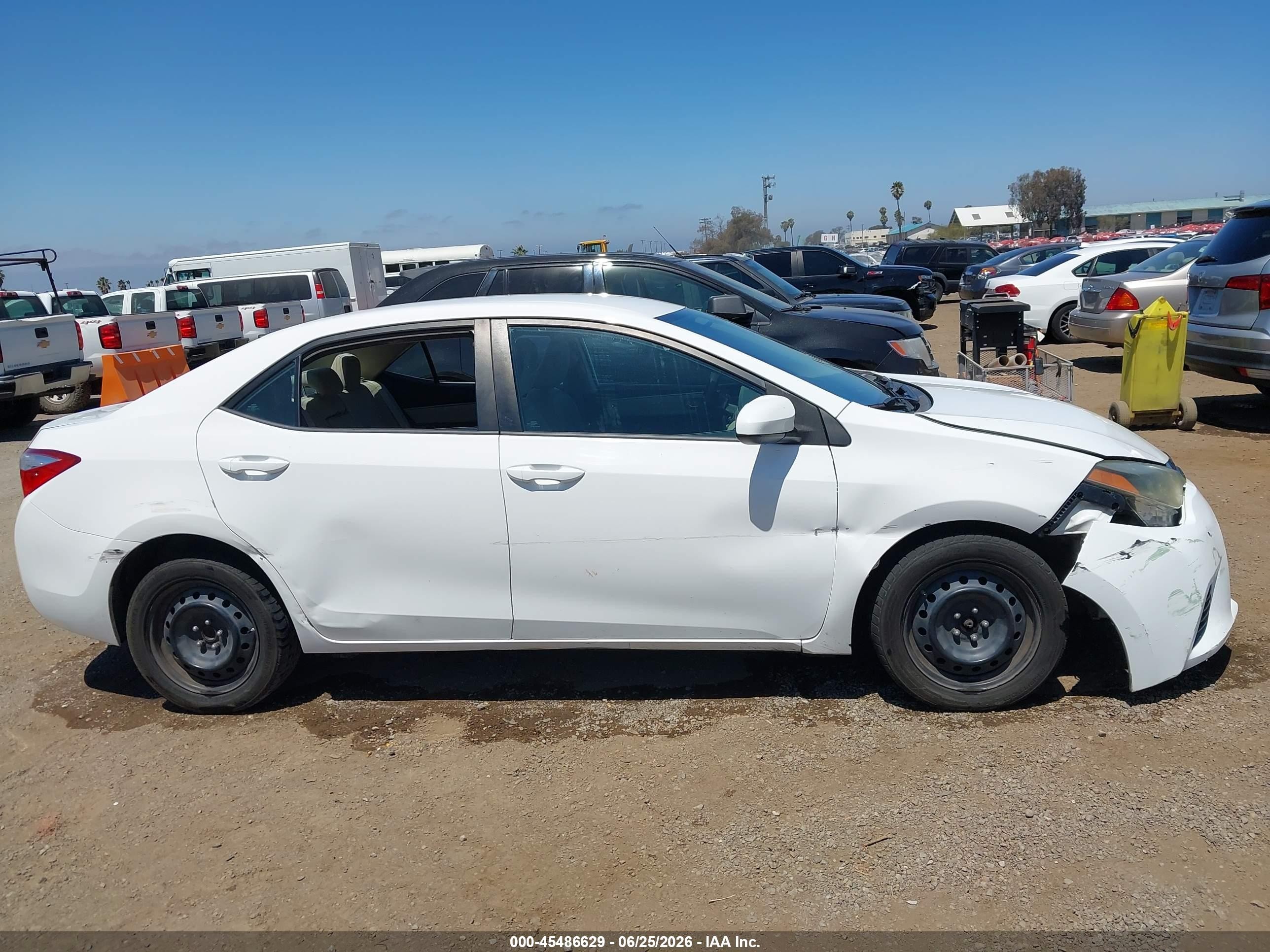 2015 Toyota Corolla Le White vin: 5YFBURHE9FP340702
