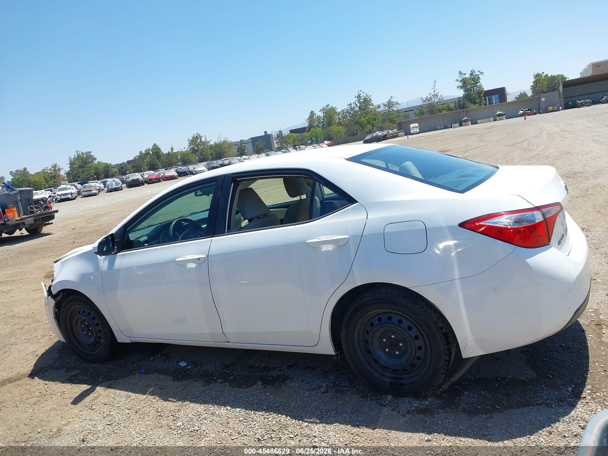 2015 Toyota Corolla Le White vin: 5YFBURHE9FP340702