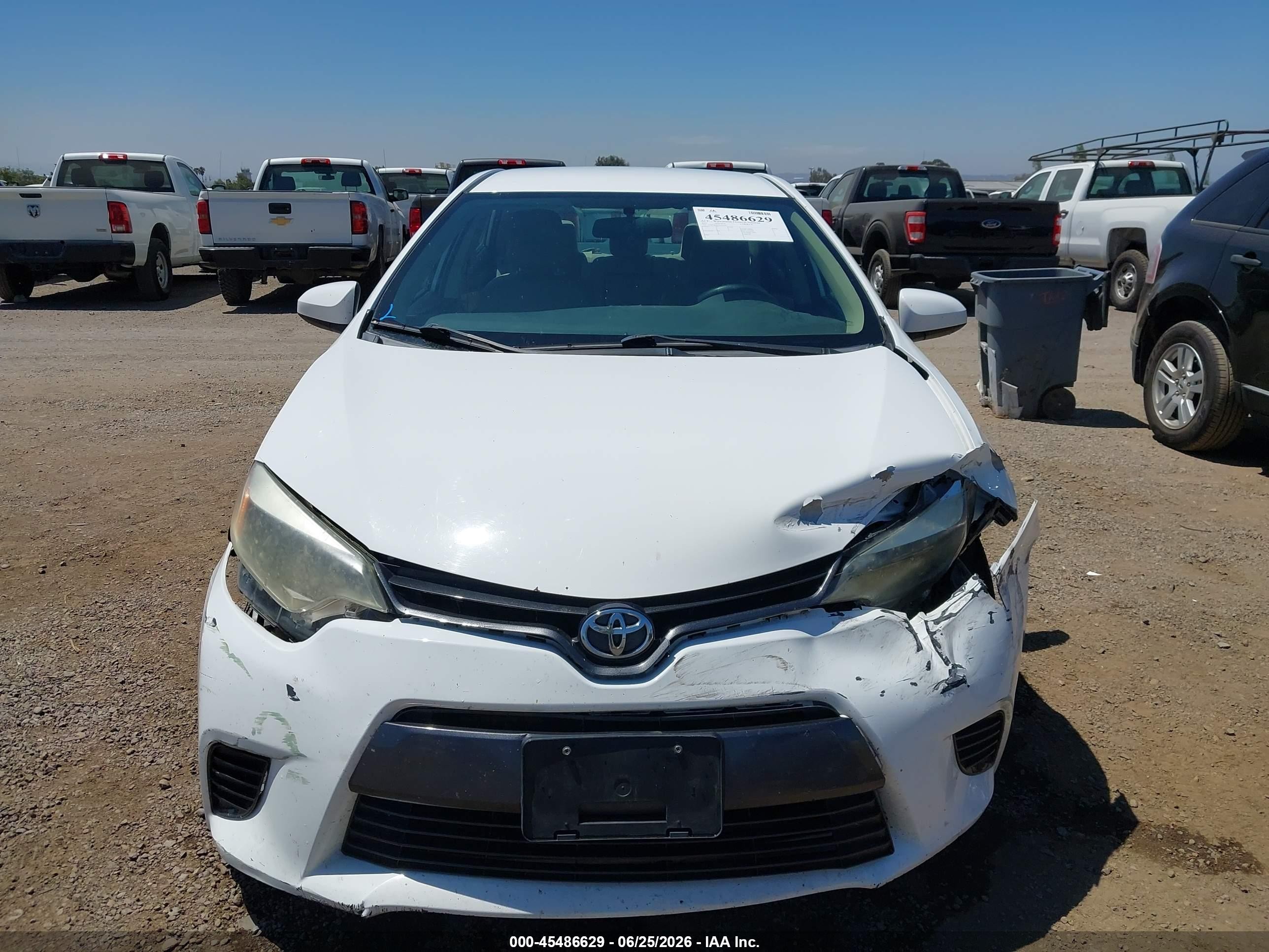 2015 Toyota Corolla Le White vin: 5YFBURHE9FP340702