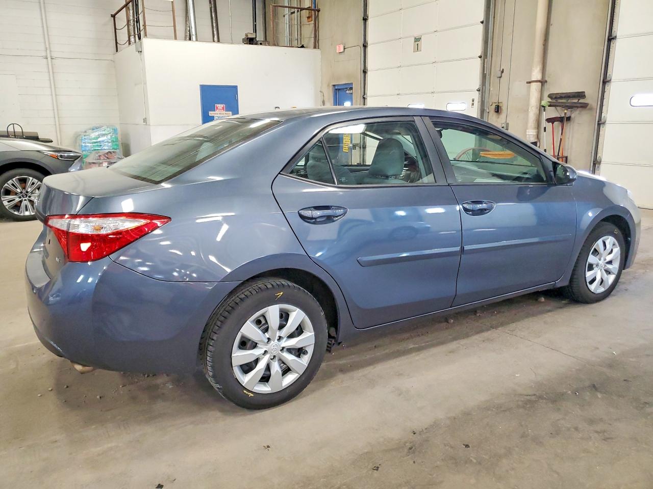 2015 Toyota Corolla Le Синий vin: 5YFBURHE9FP363624