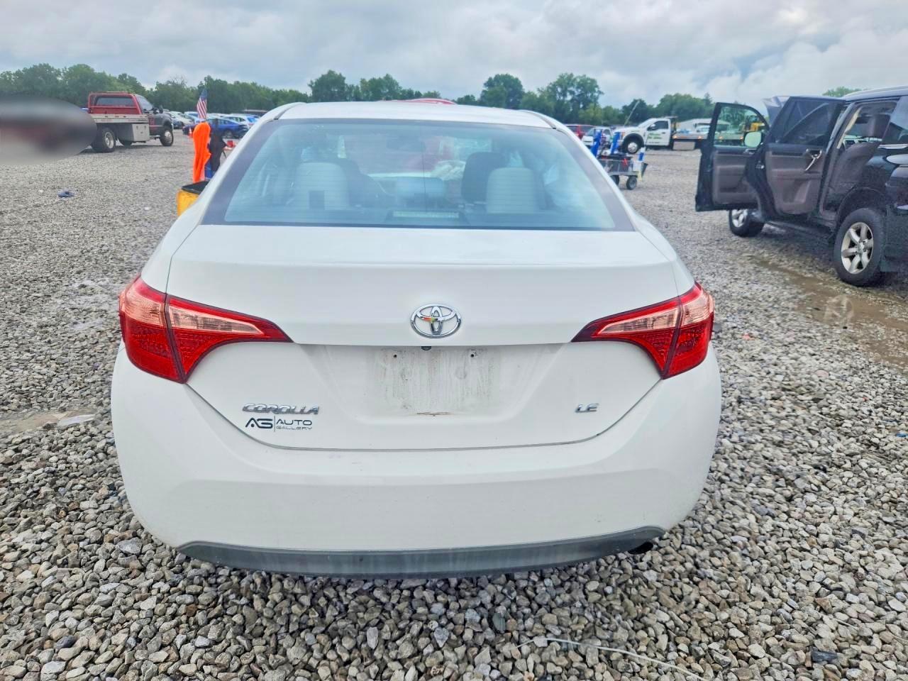 2019 Toyota Corolla Le White vin: 5YFBURHE9KP857413