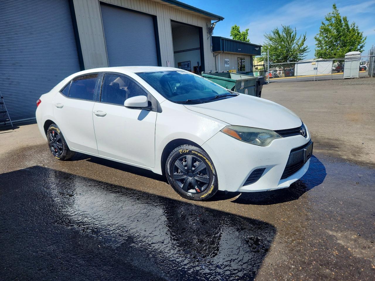 2014 Toyota Corolla L White vin: 5YFBURHEXEP152561