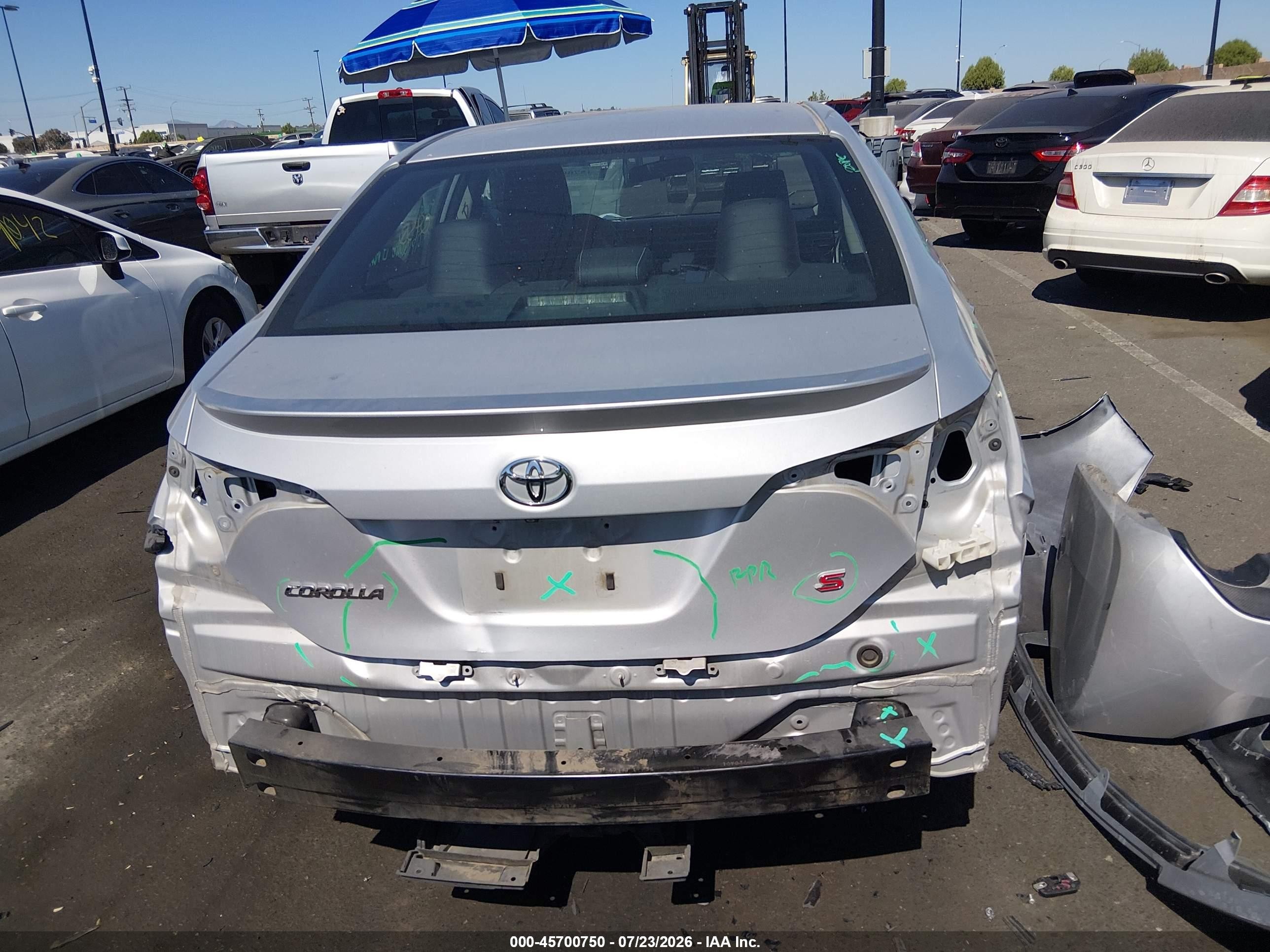 2015 Toyota Corolla S Plus Silver vin: 5YFBURHEXFP178479