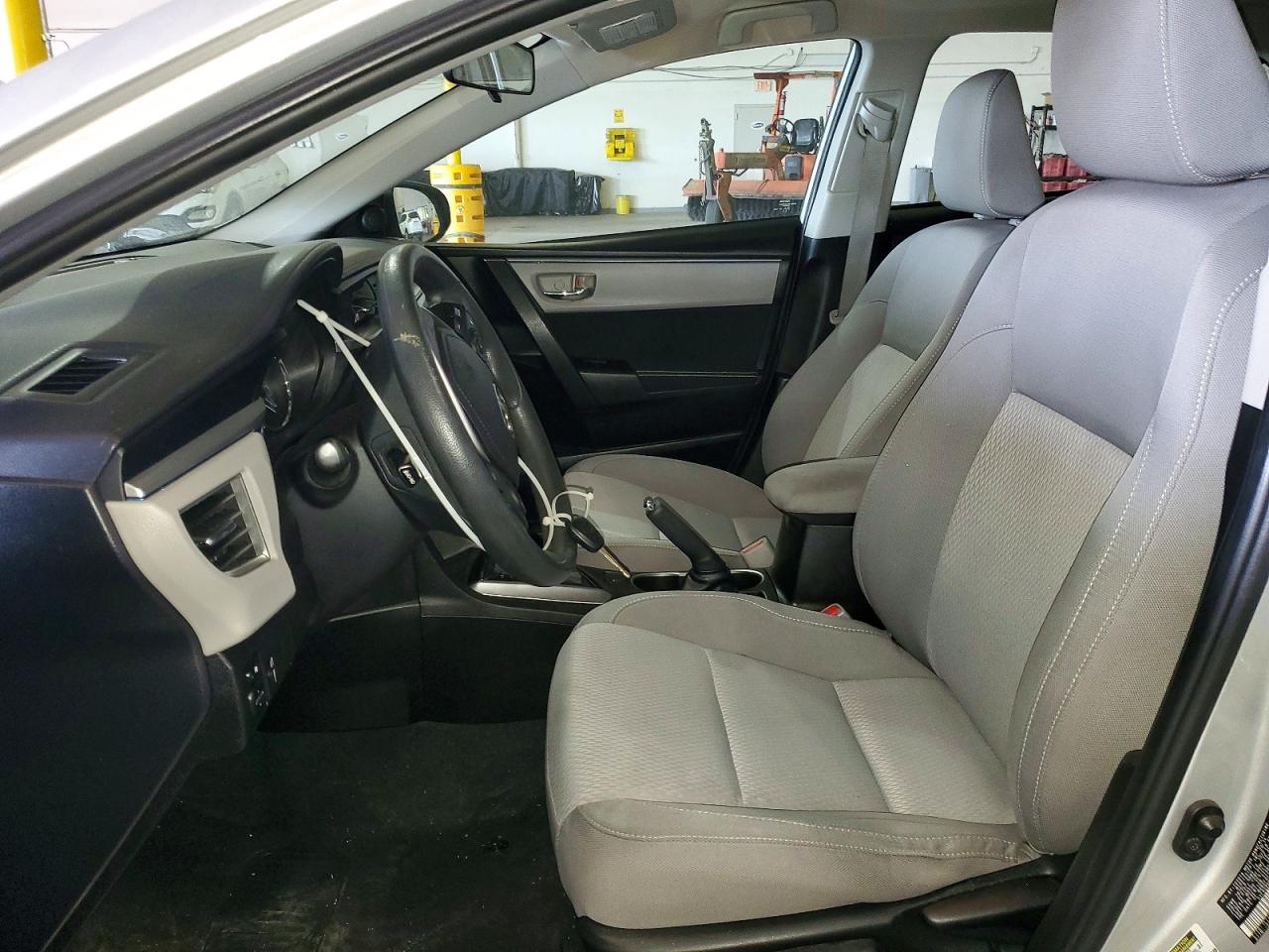 2015 Toyota Corolla L Серебряный vin: 5YFBURHEXFP198263