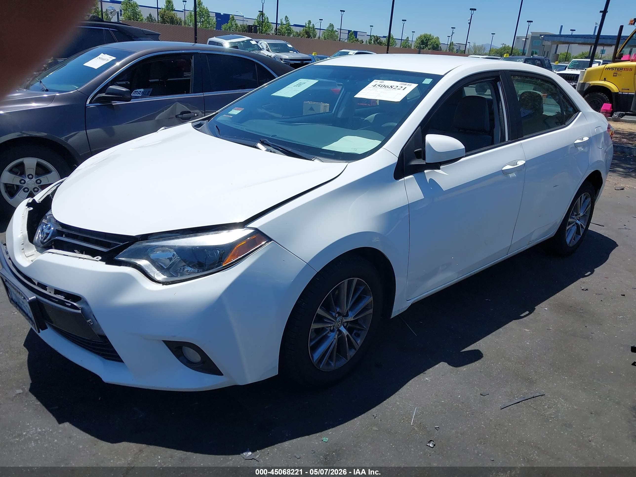 2015 Toyota Corolla Le Plus White vin: 5YFBURHEXFP210265