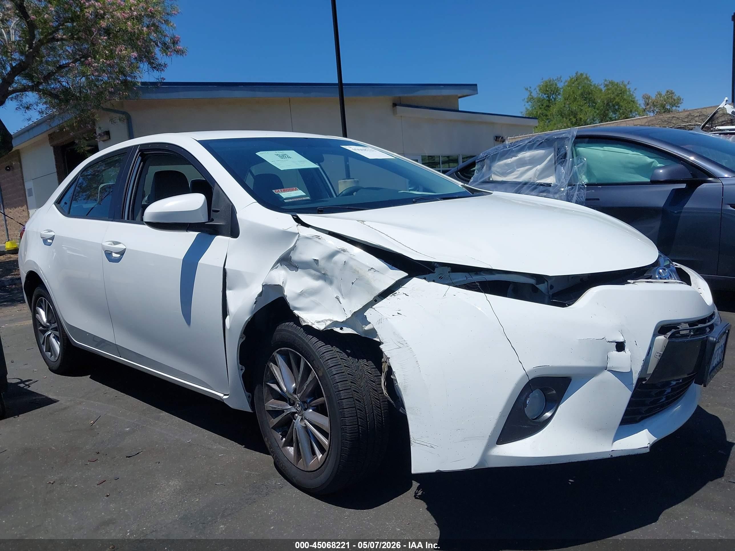 2015 Toyota Corolla Le Plus White vin: 5YFBURHEXFP210265