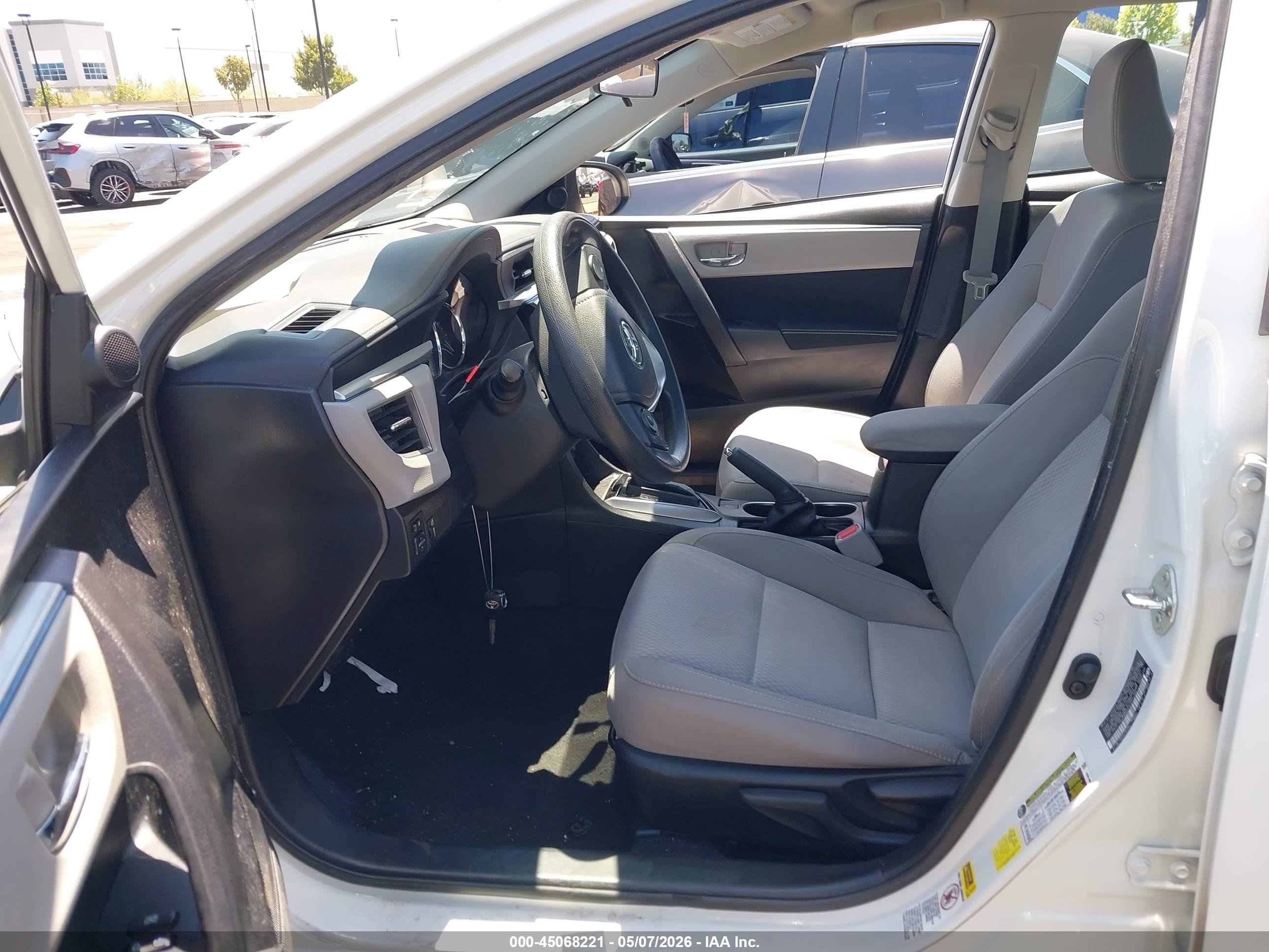 2015 Toyota Corolla Le Plus White vin: 5YFBURHEXFP210265