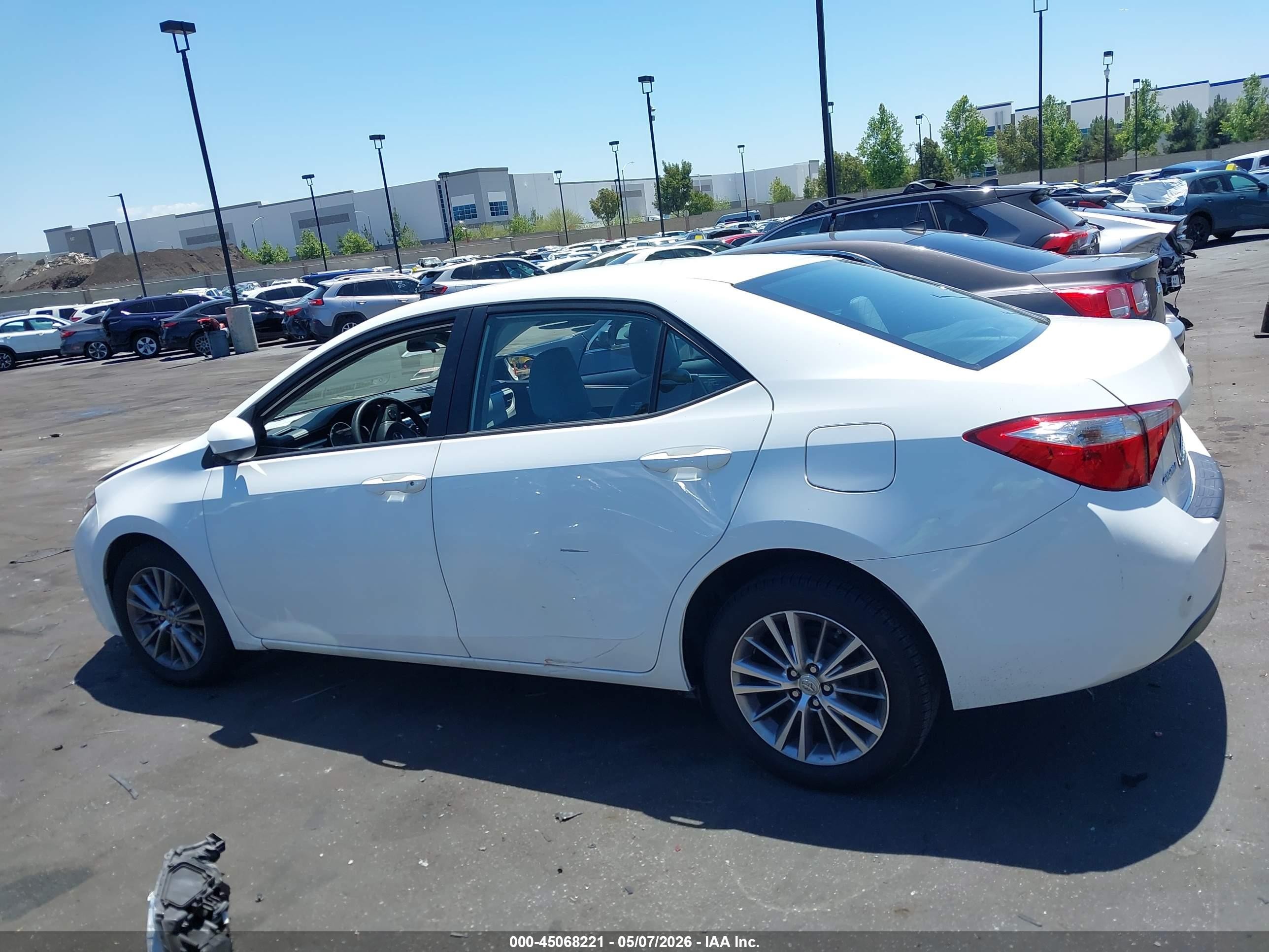 2015 Toyota Corolla Le Plus White vin: 5YFBURHEXFP210265