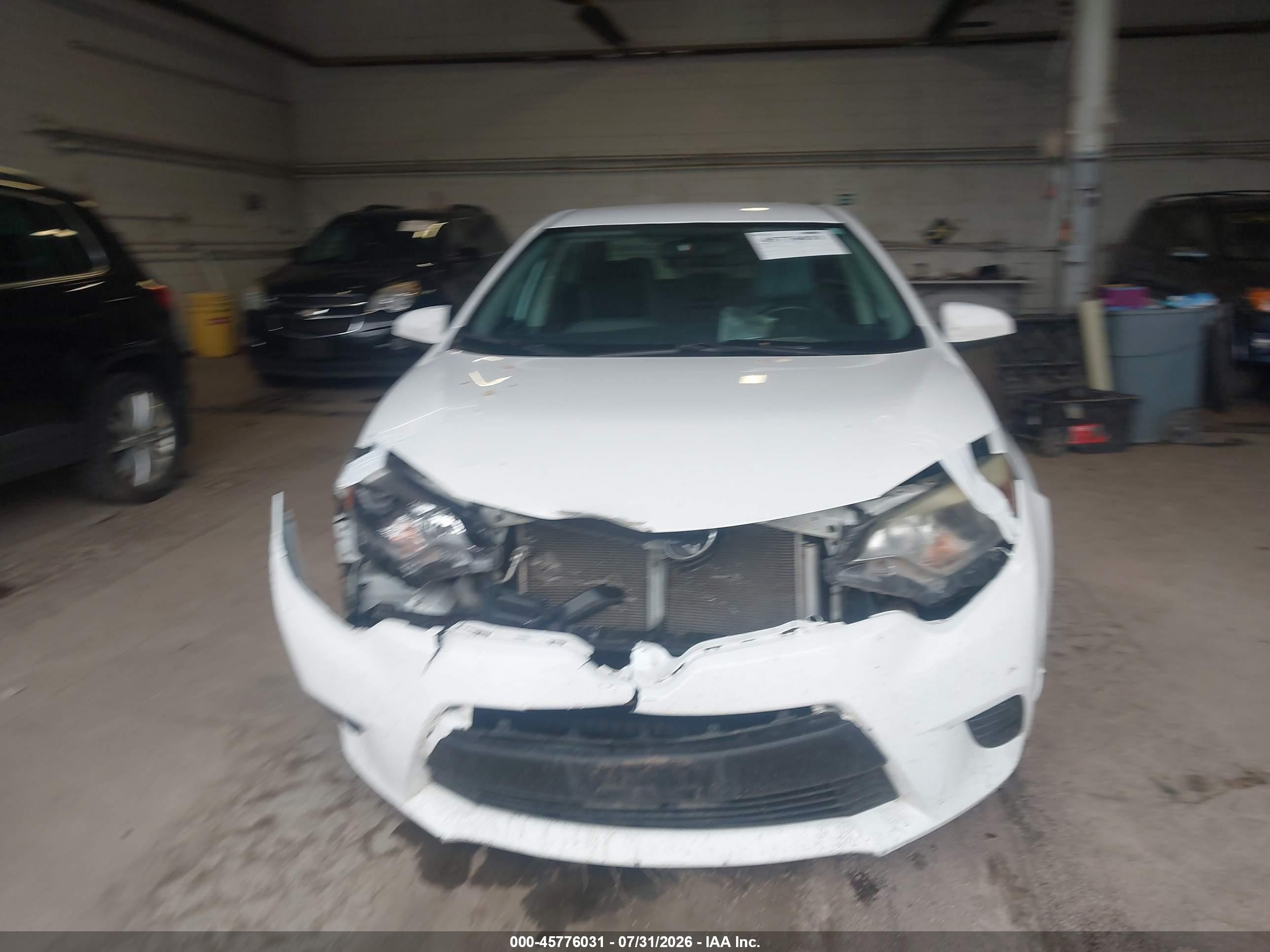 2015 Toyota Corolla Le Белый vin: 5YFBURHEXFP226885