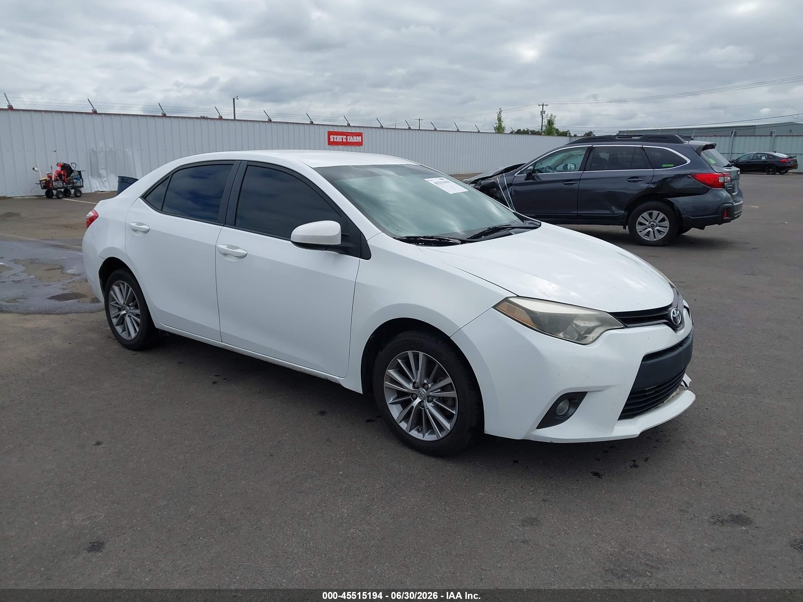 2015 Toyota Corolla Le Plus White vin: 5YFBURHEXFP240740
