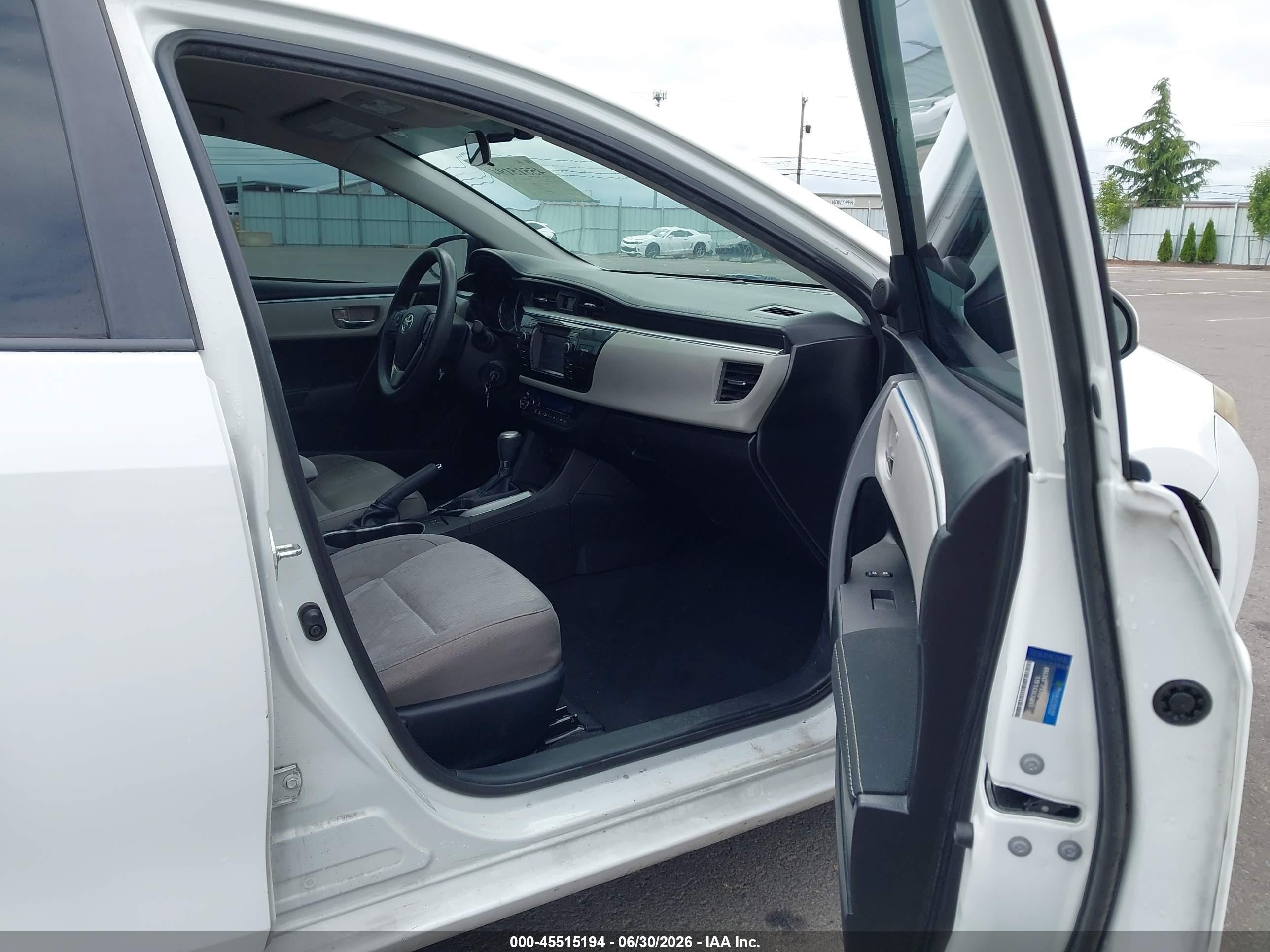 2015 Toyota Corolla Le Plus White vin: 5YFBURHEXFP240740