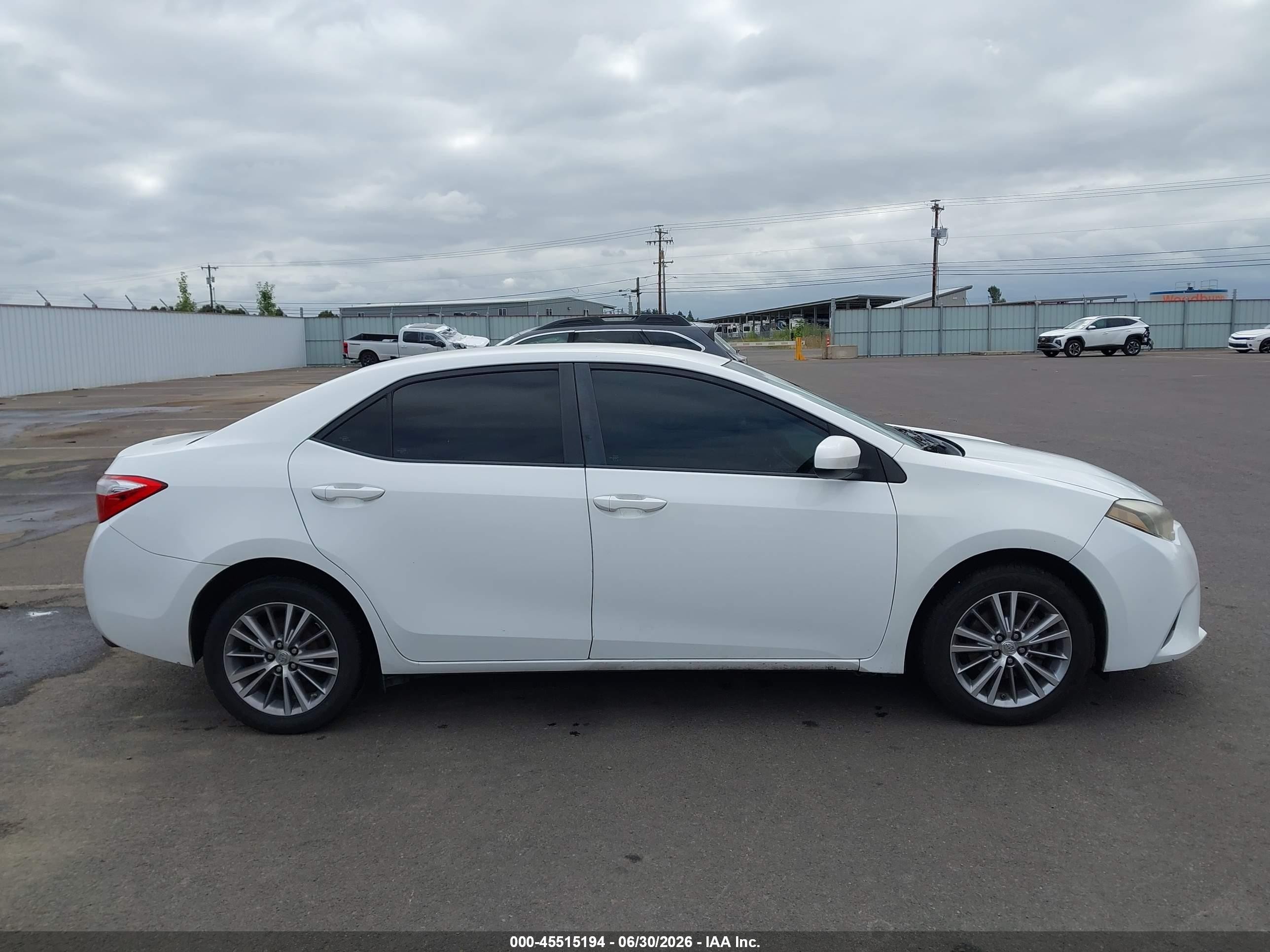 2015 Toyota Corolla Le Plus White vin: 5YFBURHEXFP240740
