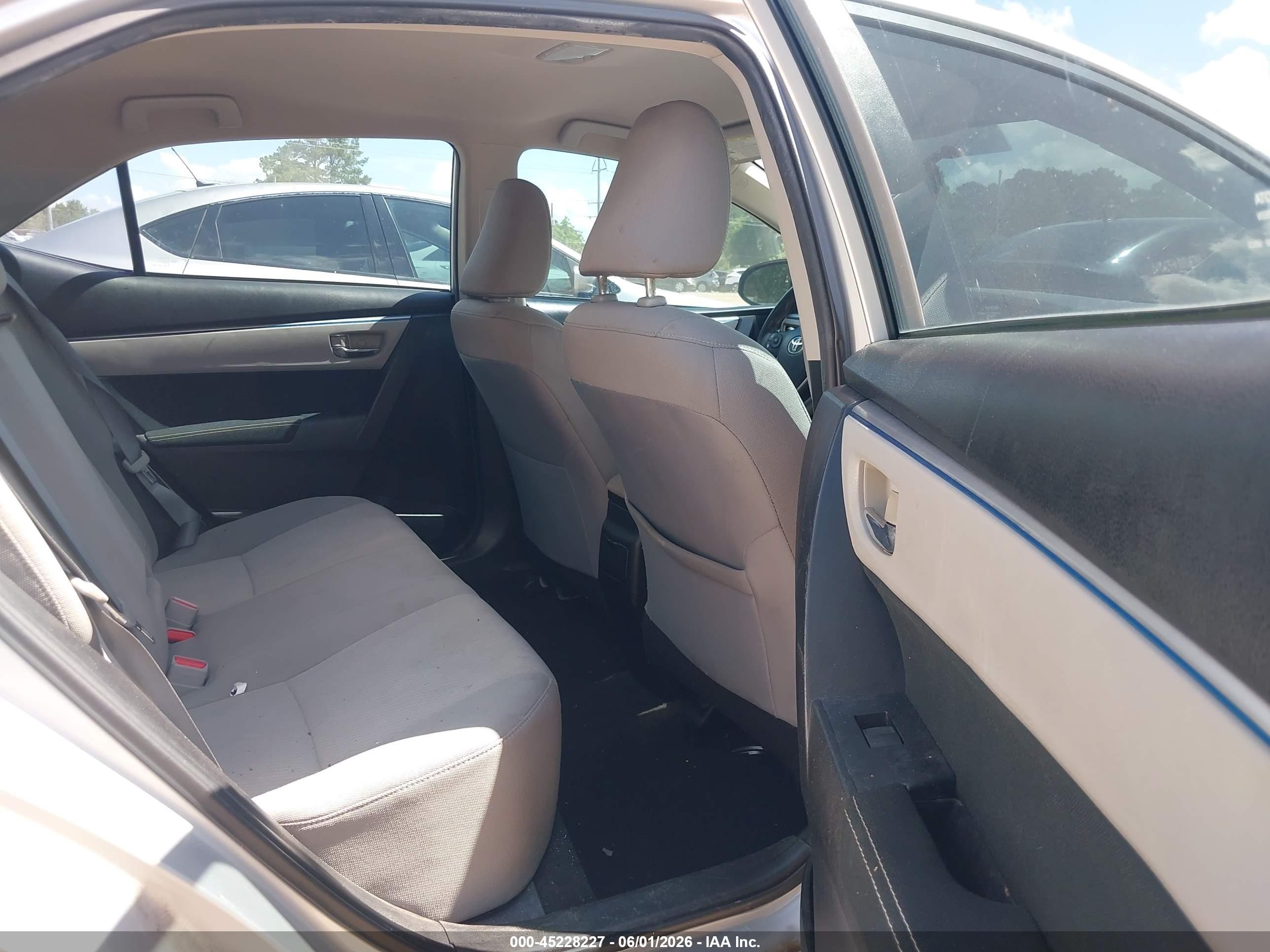 2015 Toyota Corolla Le Серебряный vin: 5YFBURHEXFP243945