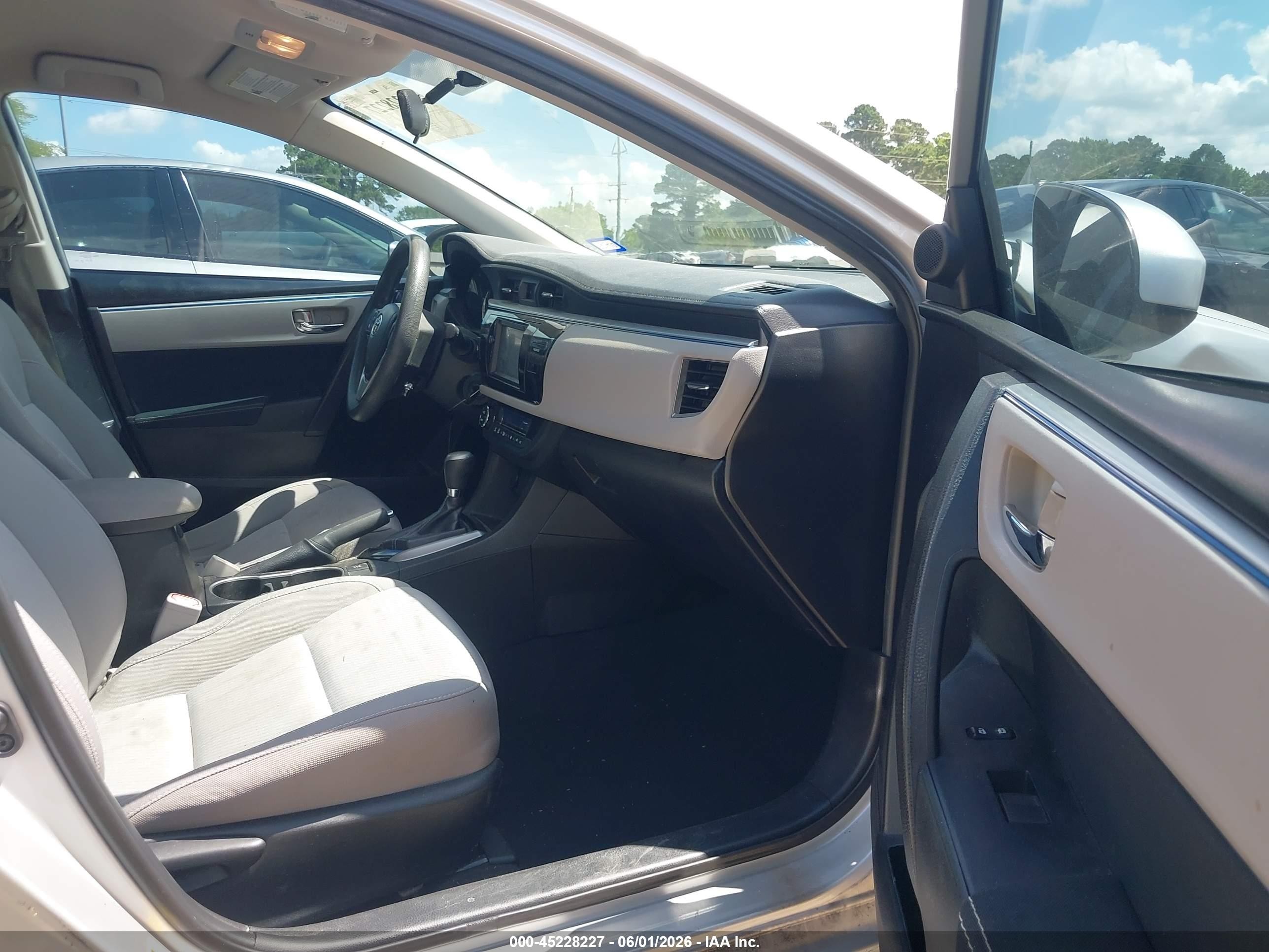 2015 Toyota Corolla Le Серебряный vin: 5YFBURHEXFP243945