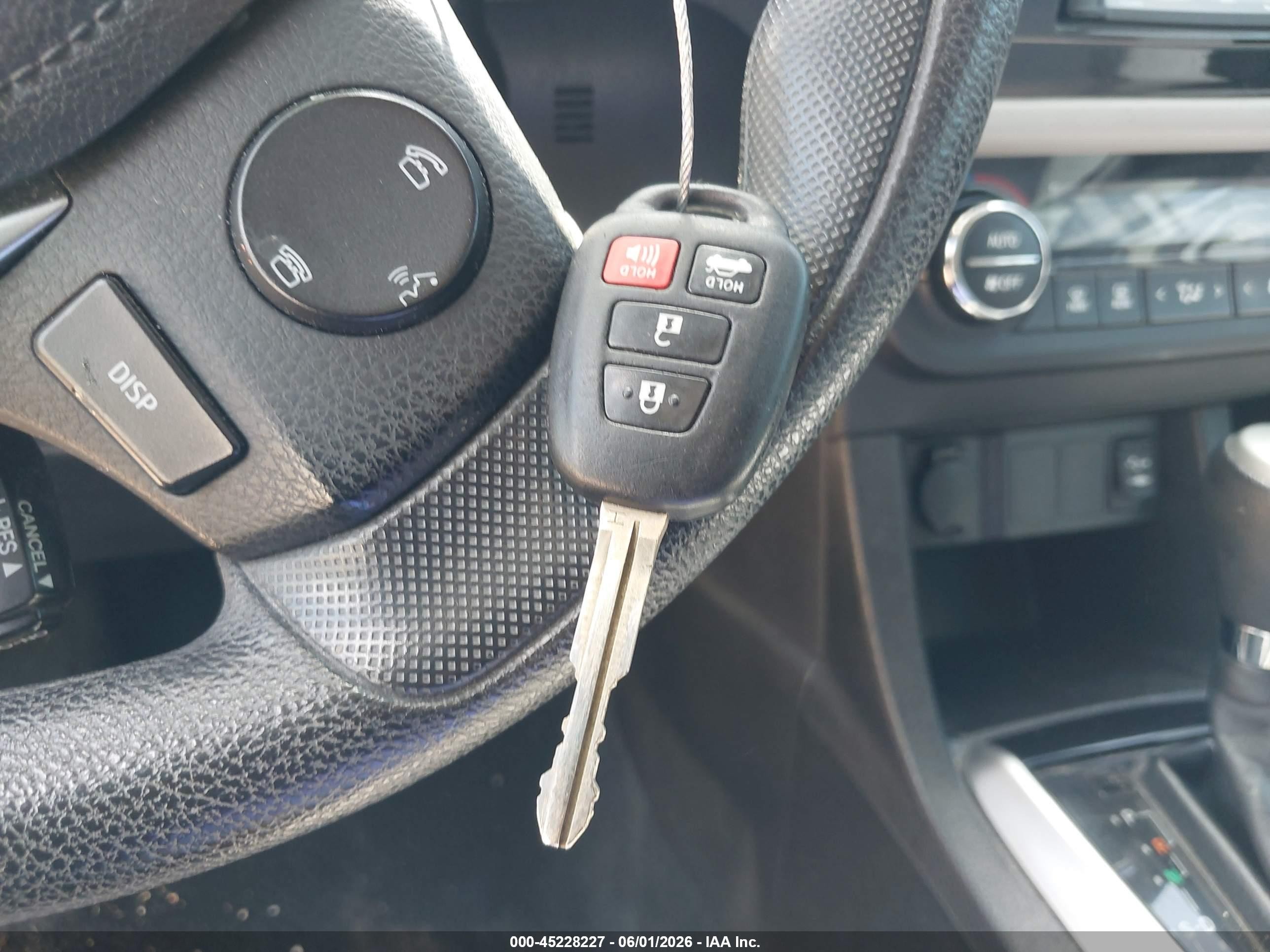 2015 Toyota Corolla Le Серебряный vin: 5YFBURHEXFP243945