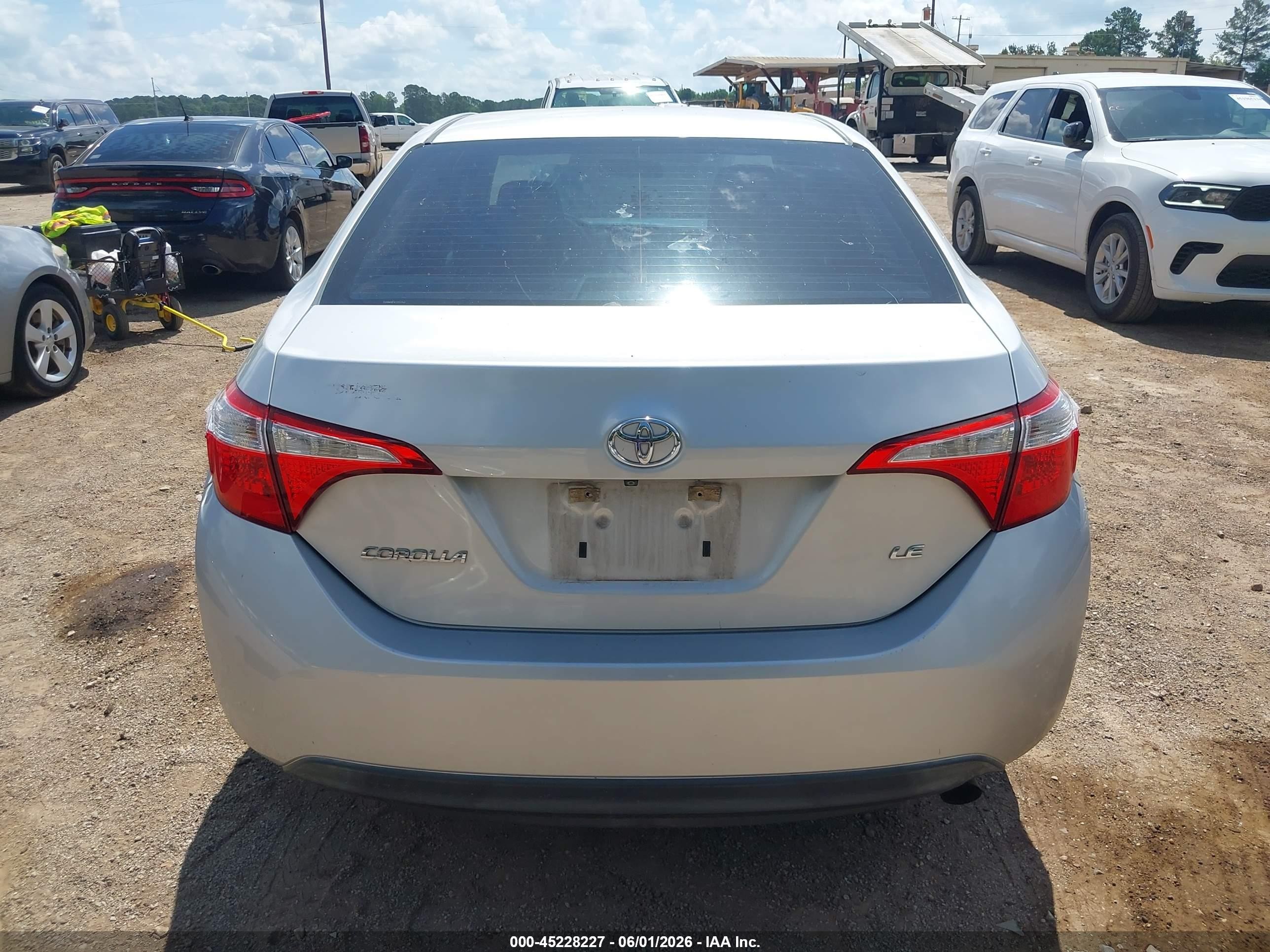 2015 Toyota Corolla Le Серебряный vin: 5YFBURHEXFP243945