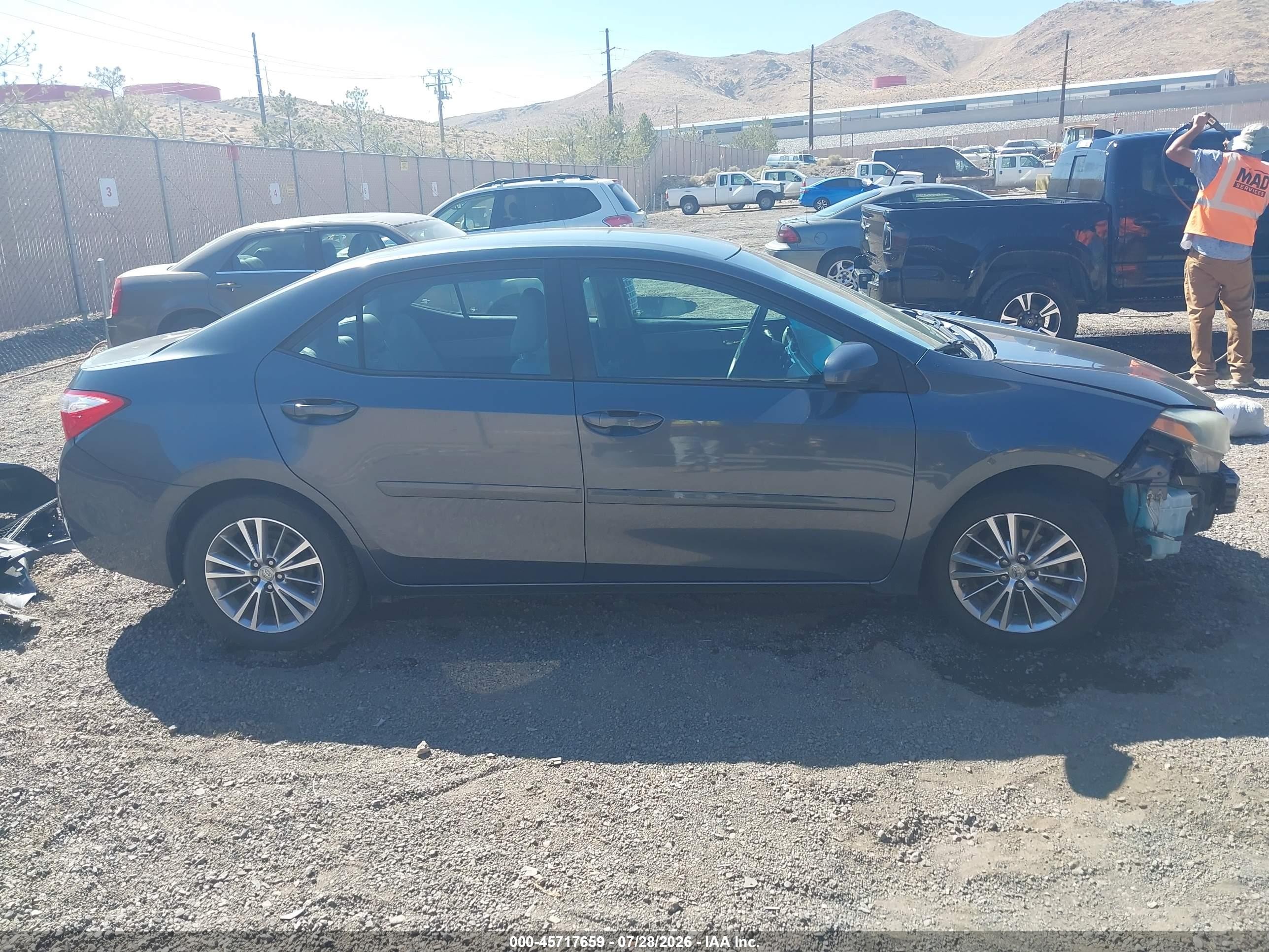2015 Toyota Corolla Le Plus Blue vin: 5YFBURHEXFP347738