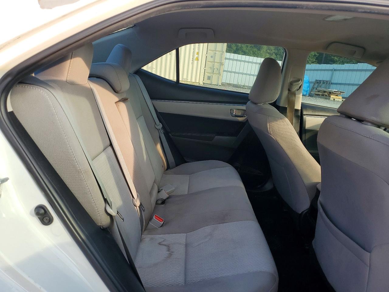 2015 Toyota Corolla Le White vin: 5YFBURHEXFP356939
